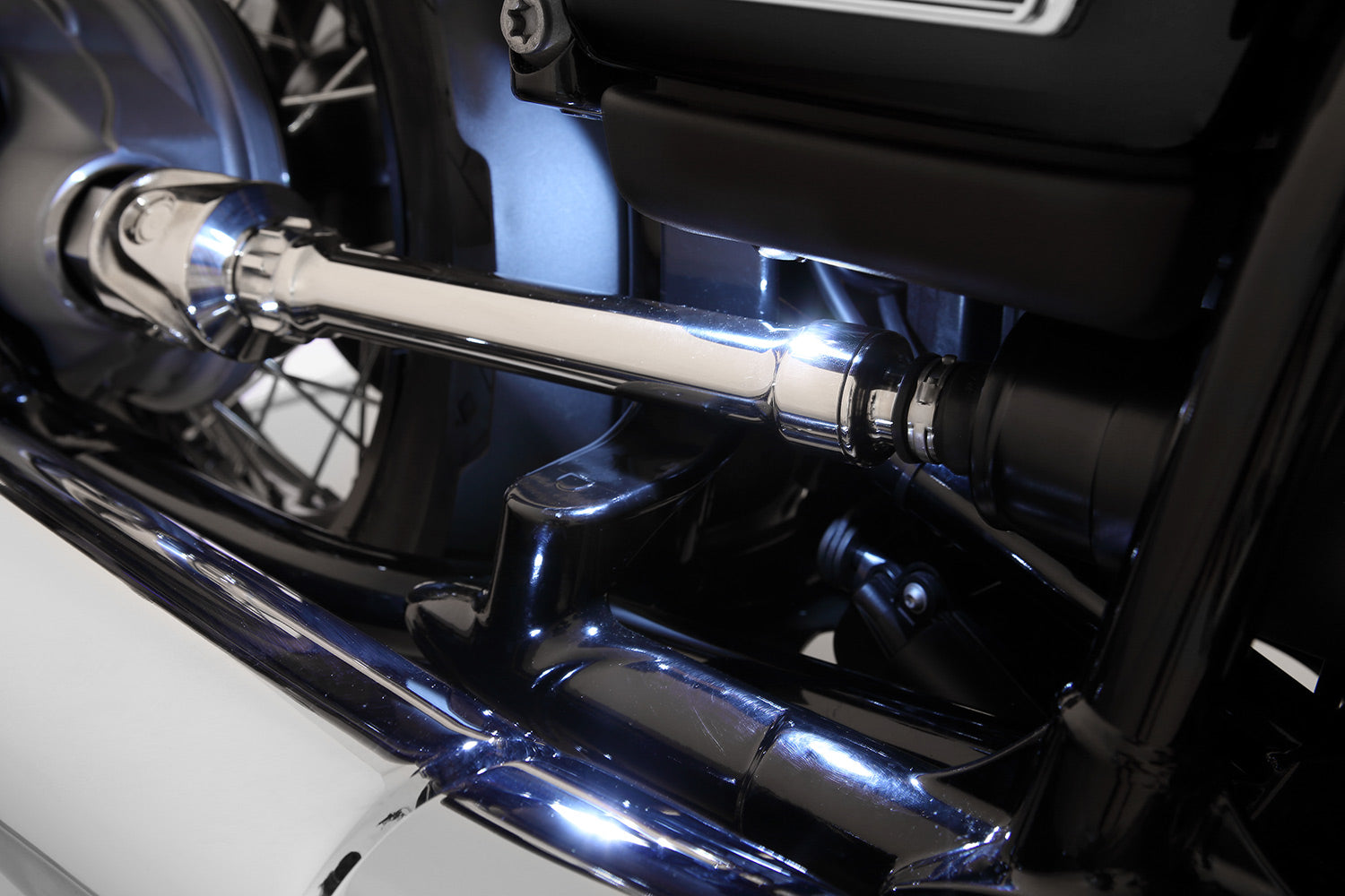 The rotating shaft of the cardan drive is effectively staged by the discreet lighting