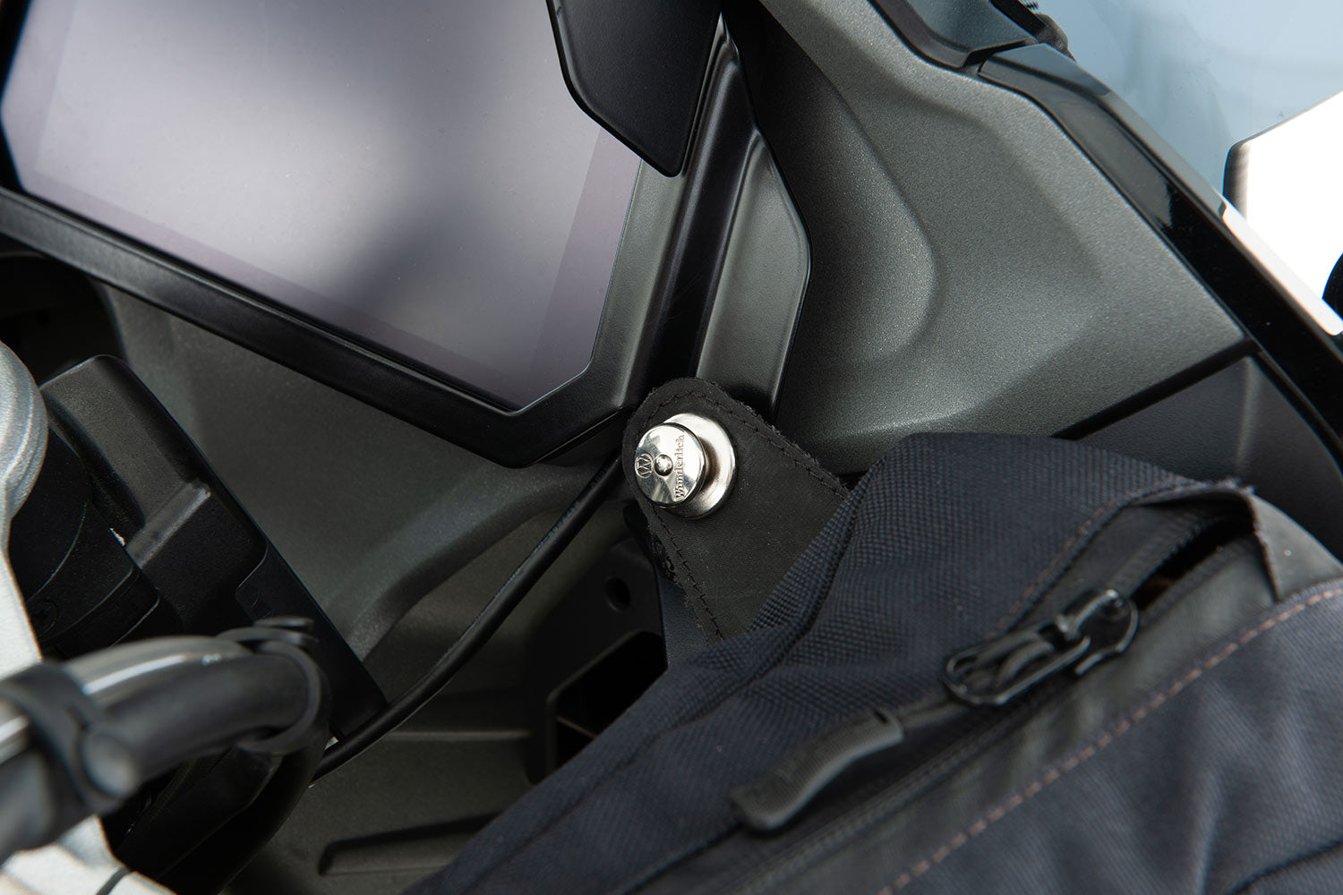 Secures the TFT display against theft - complete your BMW ✔ Premium components ✔ Integrated design ➜ Order now