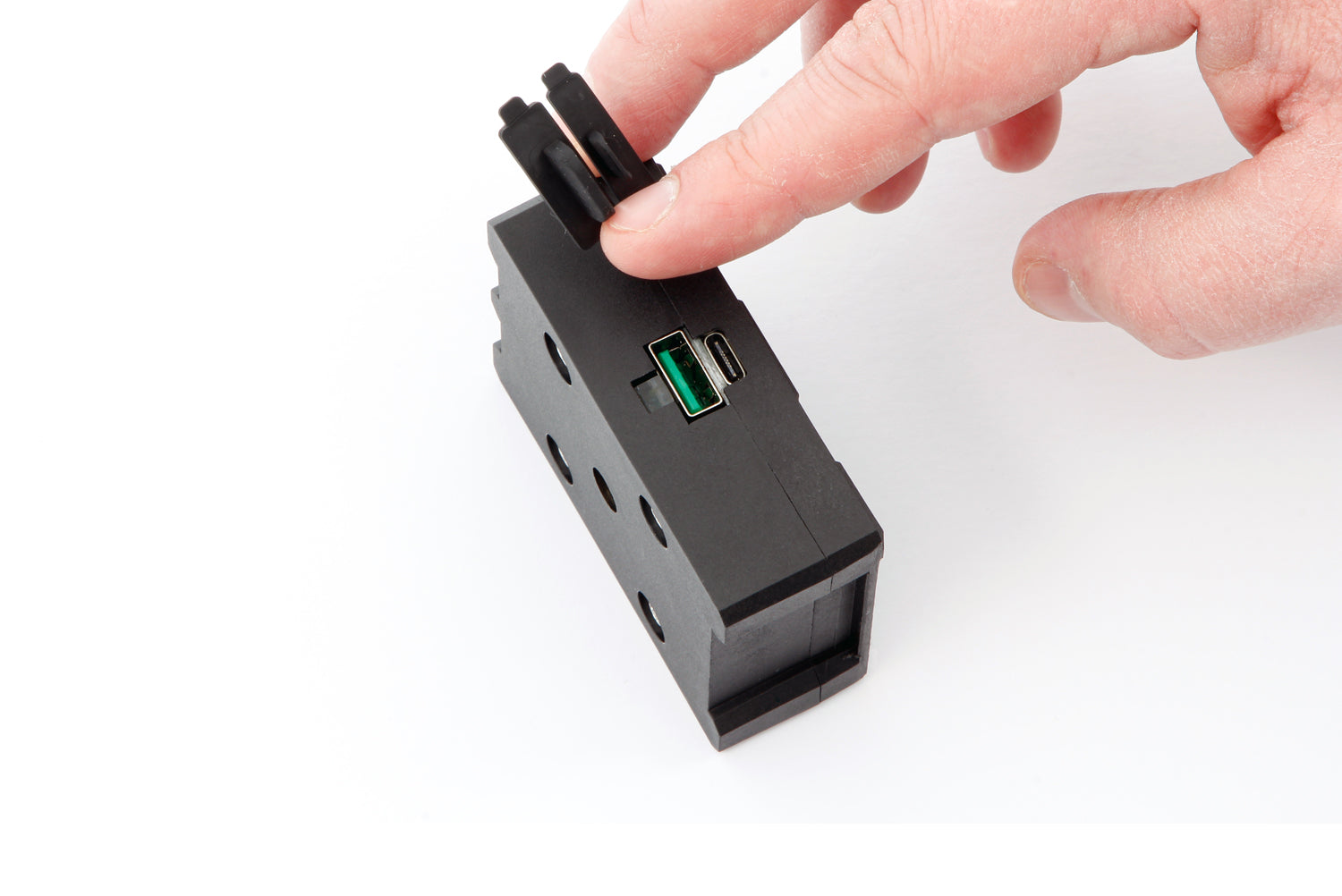 Our thoroughly practical USB charging box fits all BMWs with the factory-side BMW navigation preparation (Navigator V, VI).