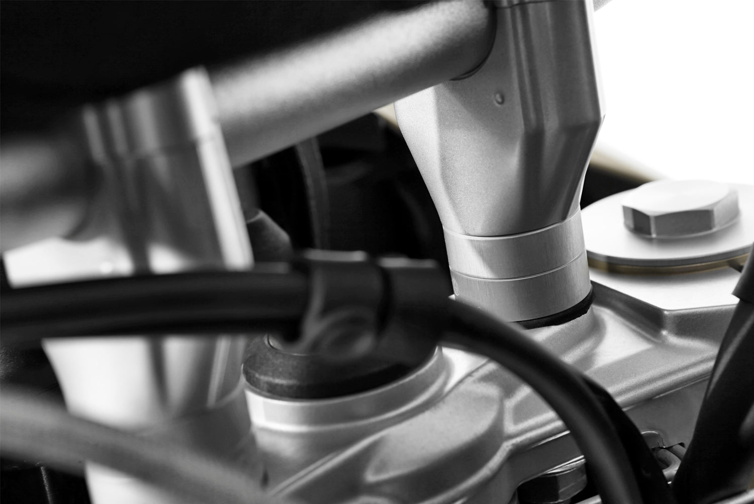 The 20 mm aluminium Wunderlich handlebar riser for F 650 | 700 | 800 GS provides better handling and a relaxed, upright position.