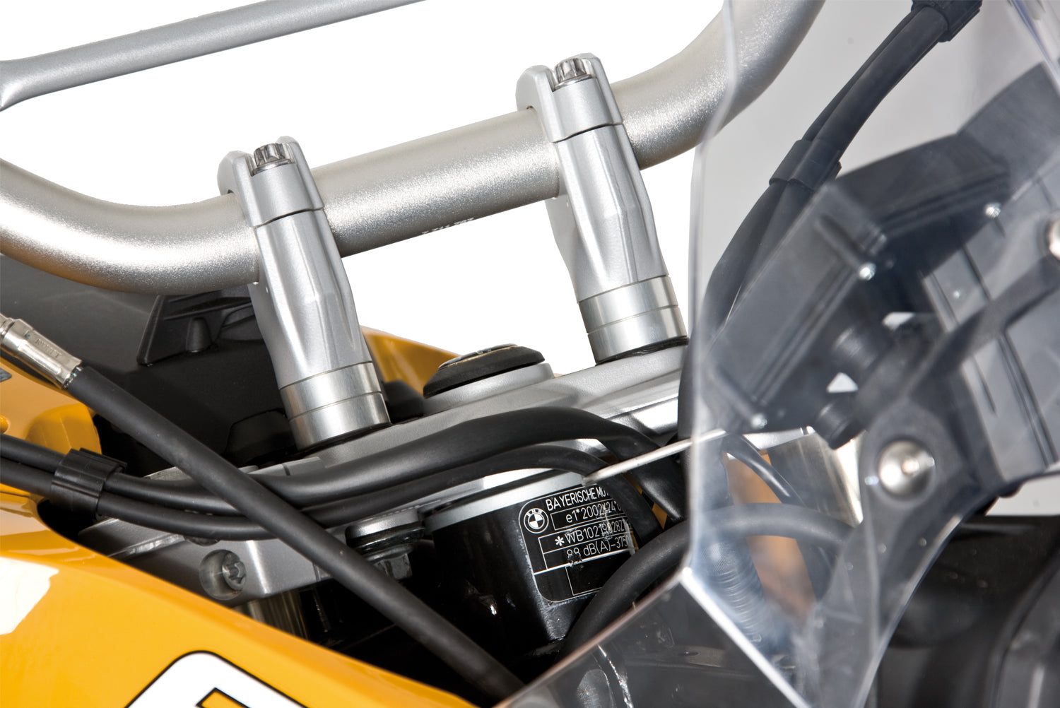 The 20 mm aluminium Wunderlich handlebar riser for F 650 | 700 | 800 GS provides better handling and a relaxed, upright position.