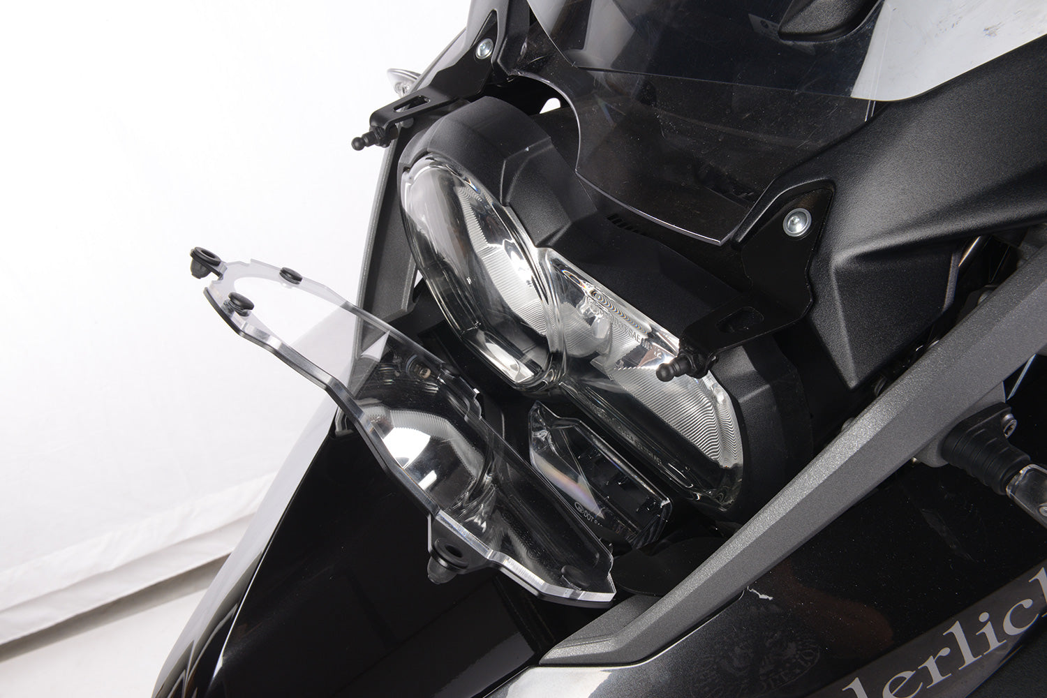 Foldable head light grille from Wunderlich provides effective protection for your bmw R1200GS LC Adv. headlight protection.