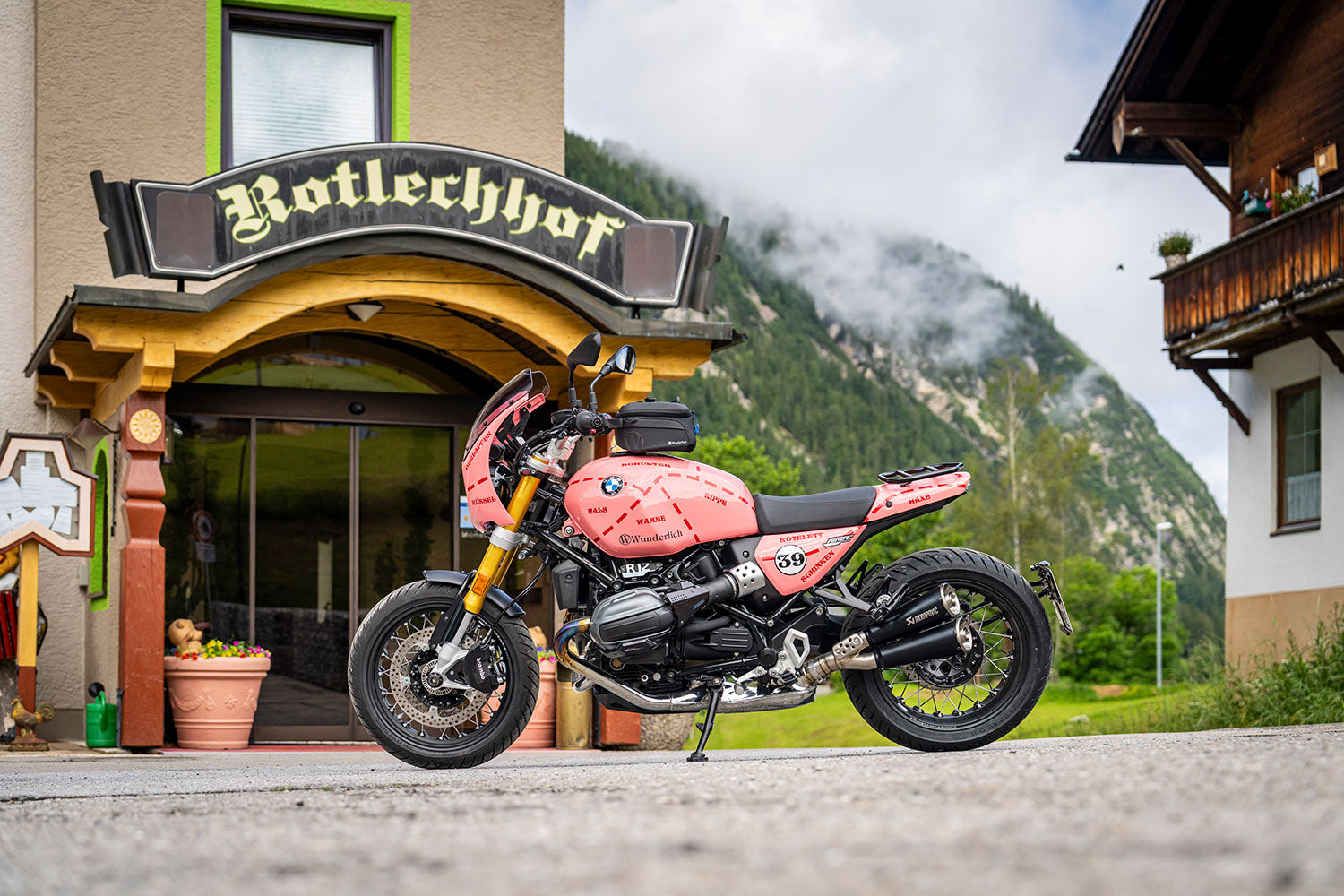 Reliable protection for vulnerable line connections, connectors, the throttle sensor and the injector tube