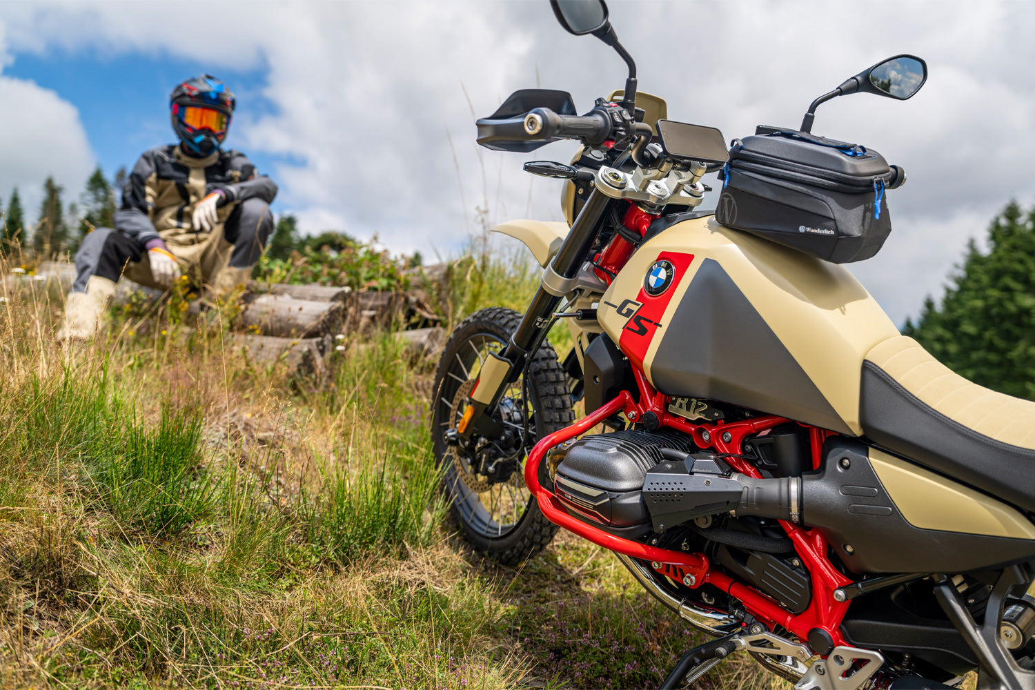 Reliable protection for vulnerable line connections, connectors, the throttle sensor and the injector tube