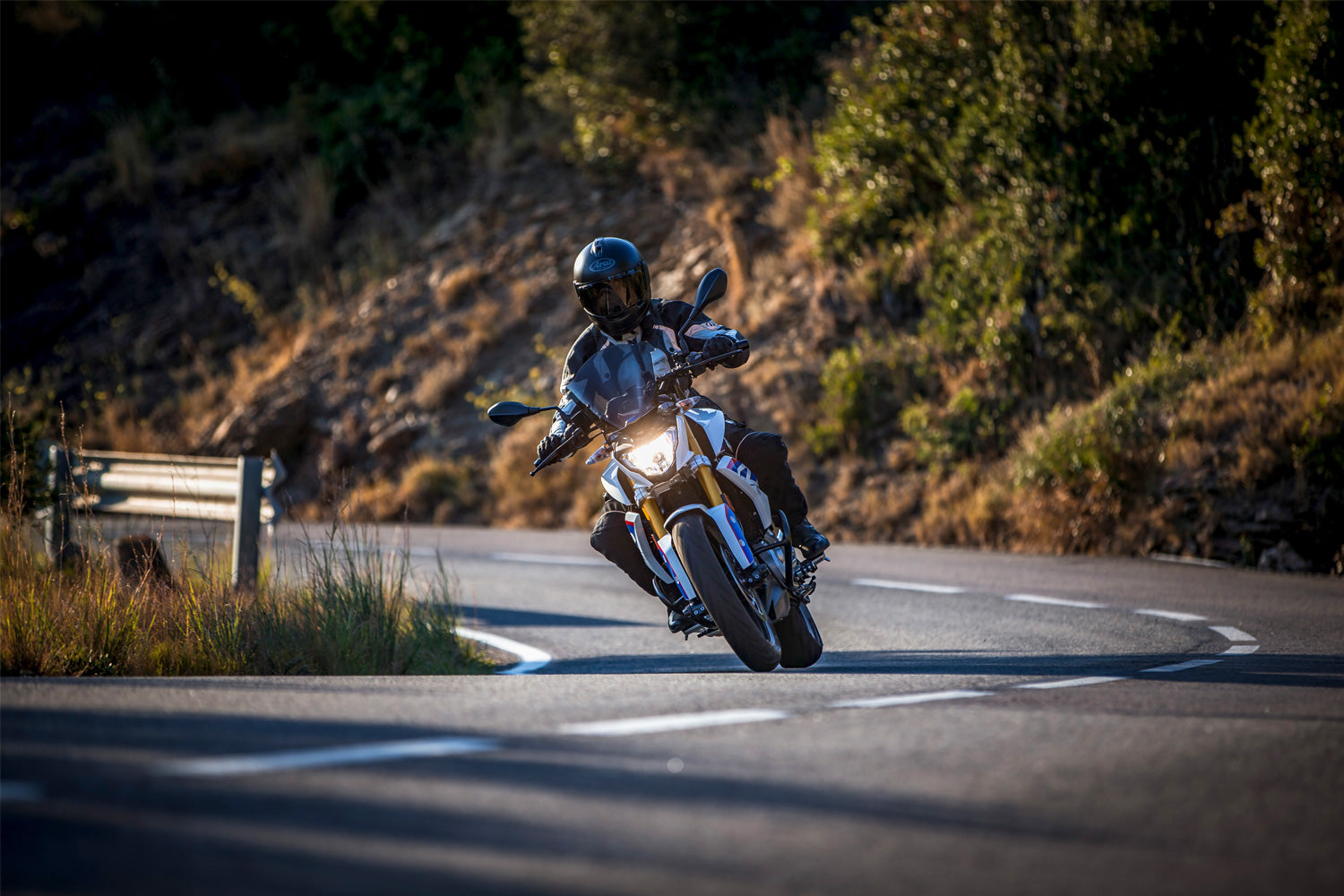These hand guards offer maximum protection from cold, rain, or dirt.