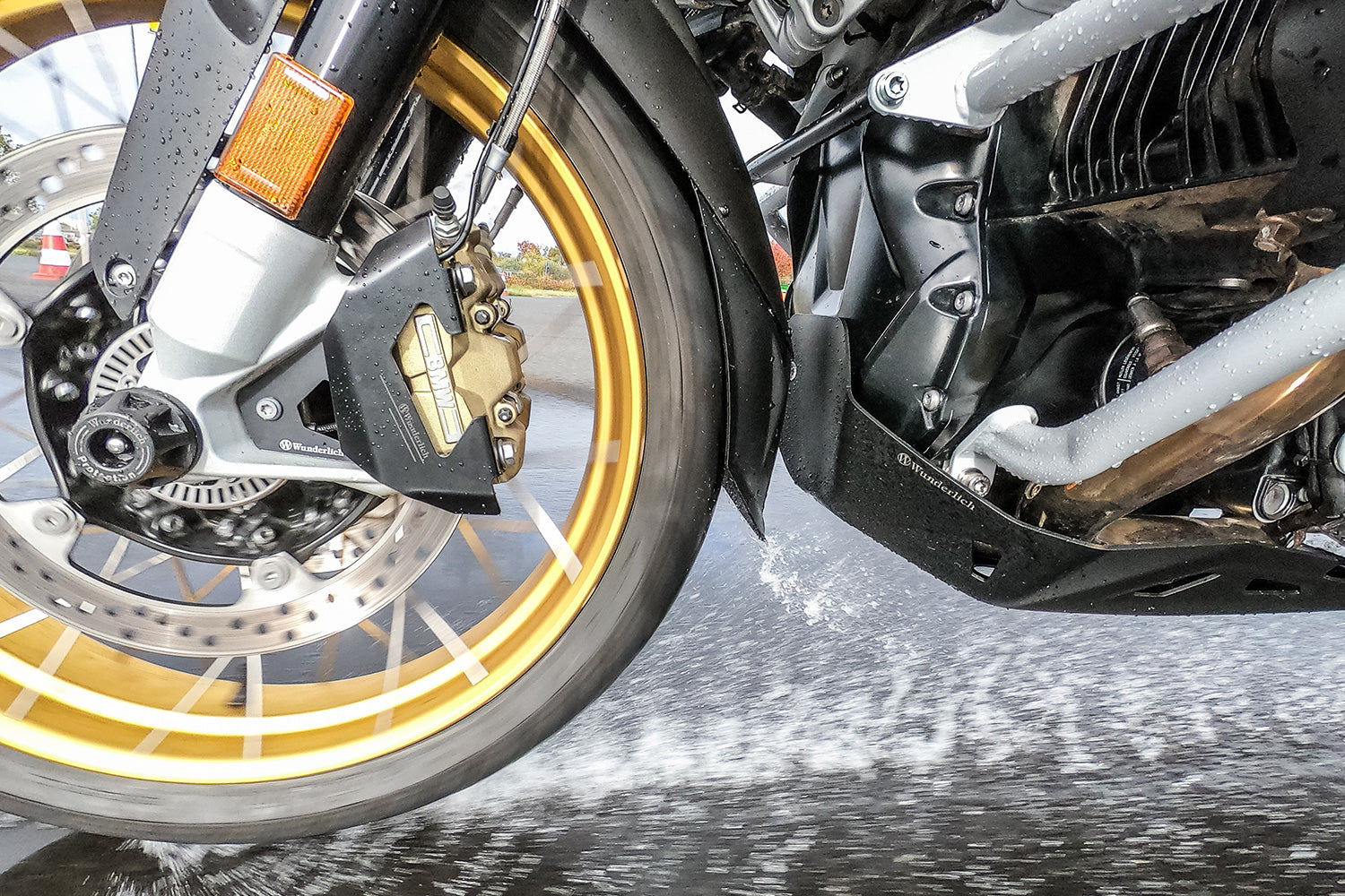 Wunderlich »EXTENDA FENDER« for BMW R 1200/1250 GS LC, protecs the headers and the engine from demage and dirt.