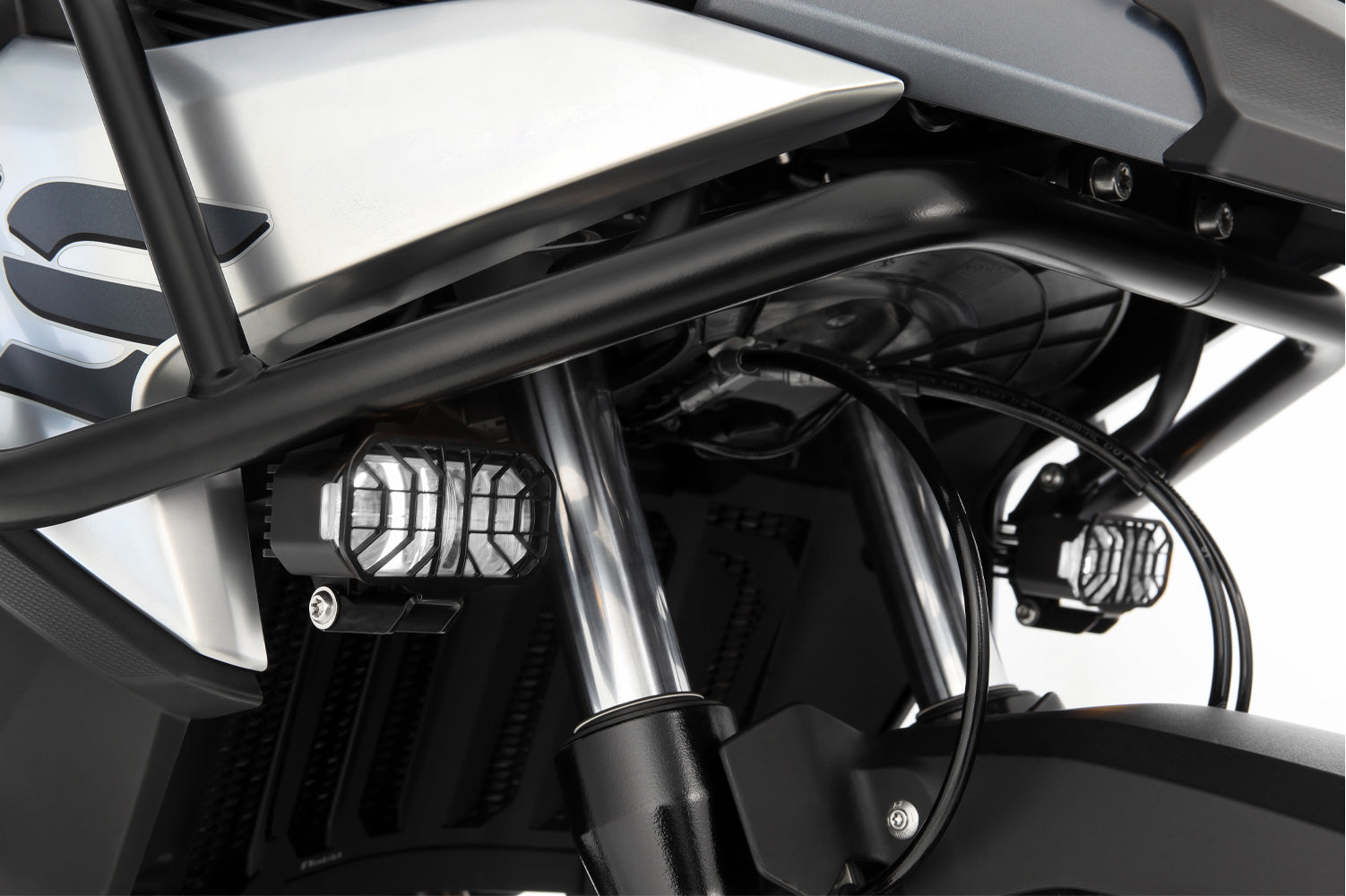 With a full 2 x 4000, so a total of 8000 lumen, they provide four times the luminous flux of conventional auxiliary headlights