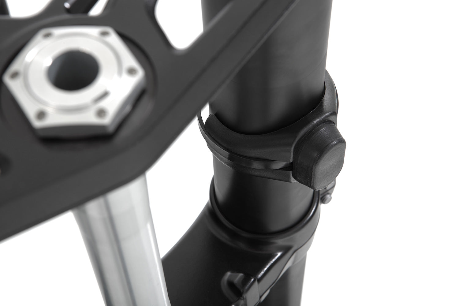Limit and dampen the steering angle in the event of a fall, even before the standard steering stops are reached with full force
