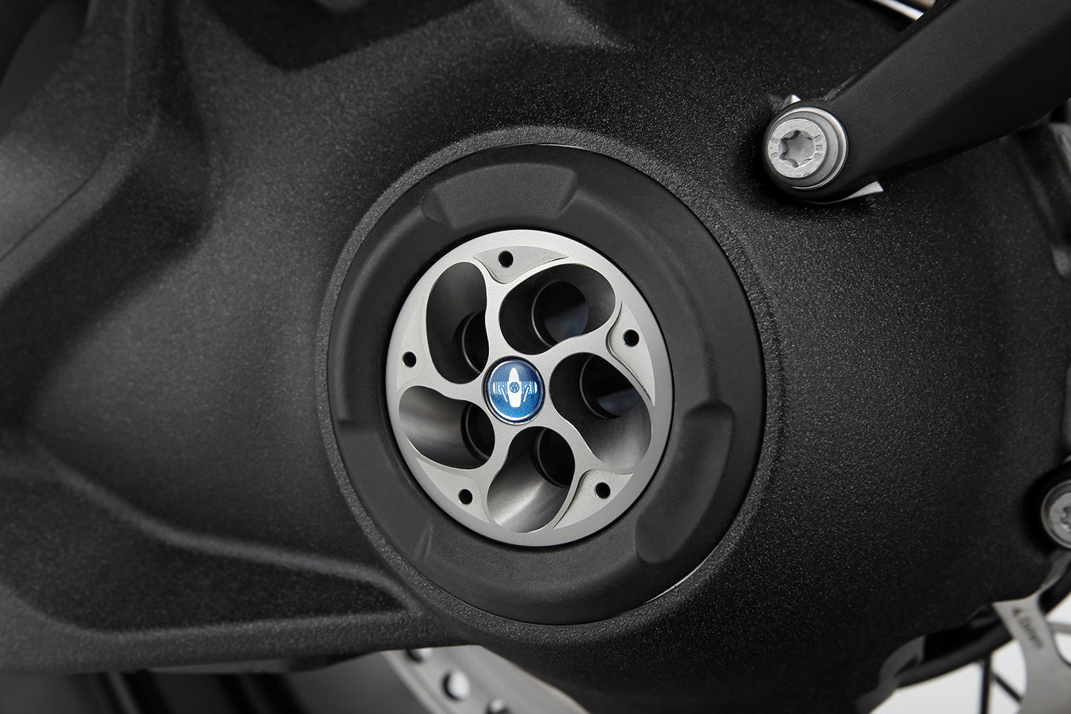 Wunderlich hub cover tornado for bmw r 1200 gs lc closes the hollow, ragged wheel hub.