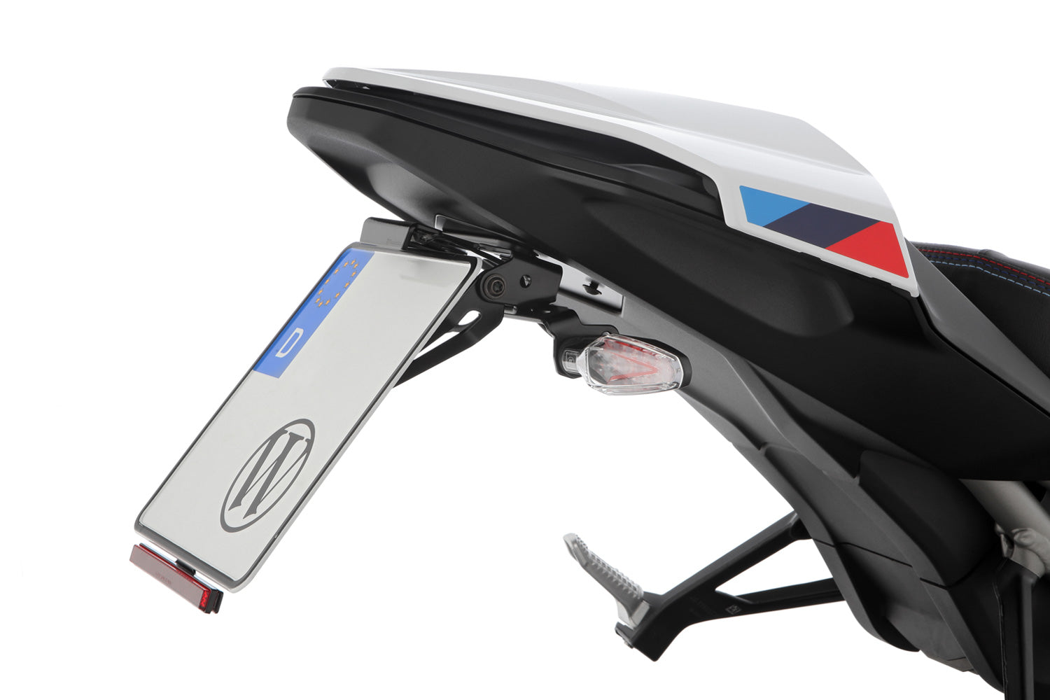 The licence plate holder can be disassembled in no time - this saves weight when training on the race track and improves the aerodynamics
