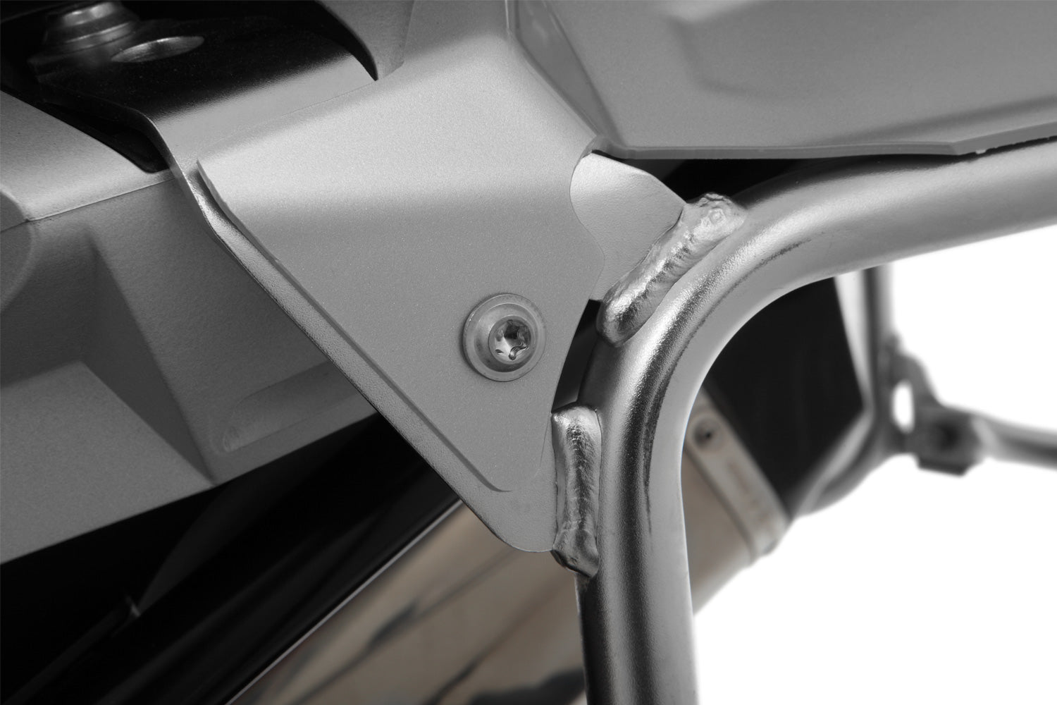 The two covers close the openings between the case carriers and the tail frame and create an appealing look.