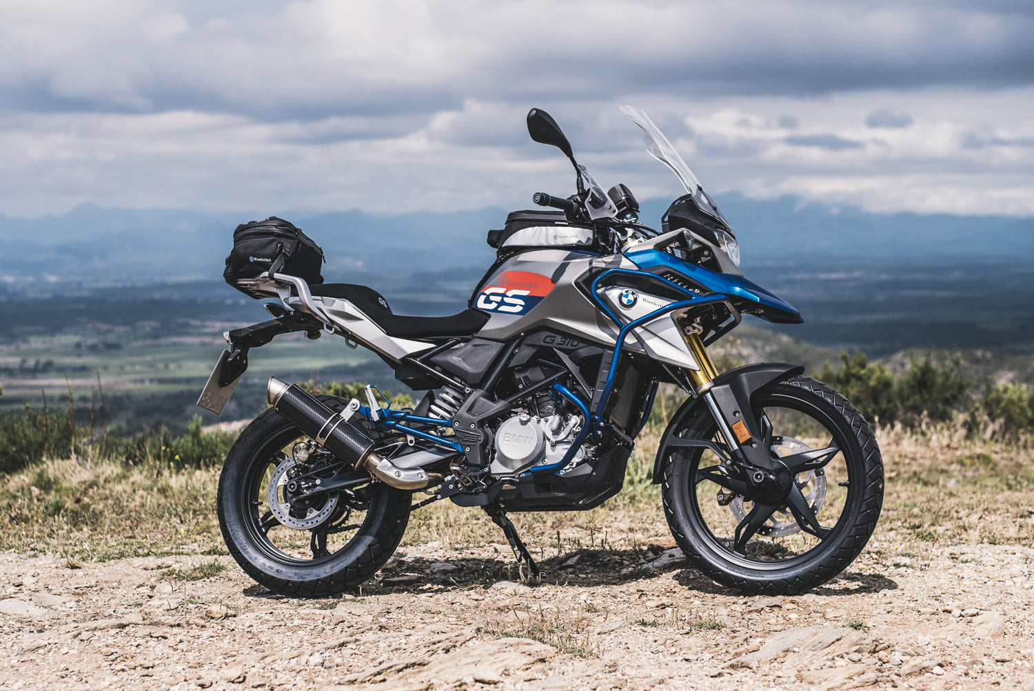 Ergonomic, upright seat position on the G 310 R