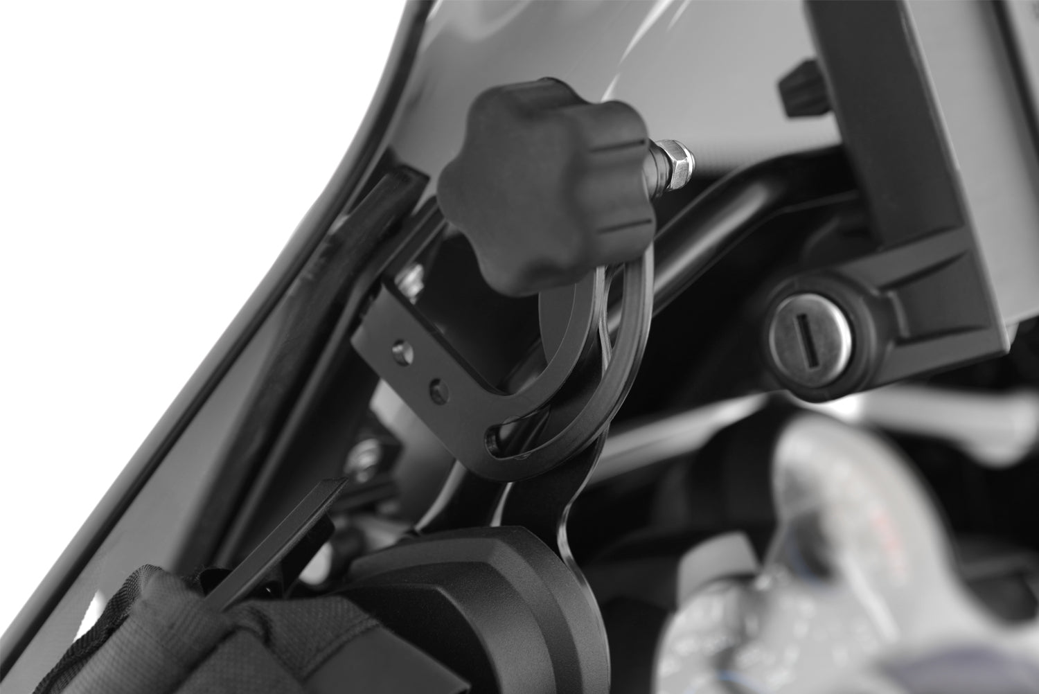 The Wunderlich windshield »MARATHON« with windshield reinforcement on both sides provides incomparable comfort when touring