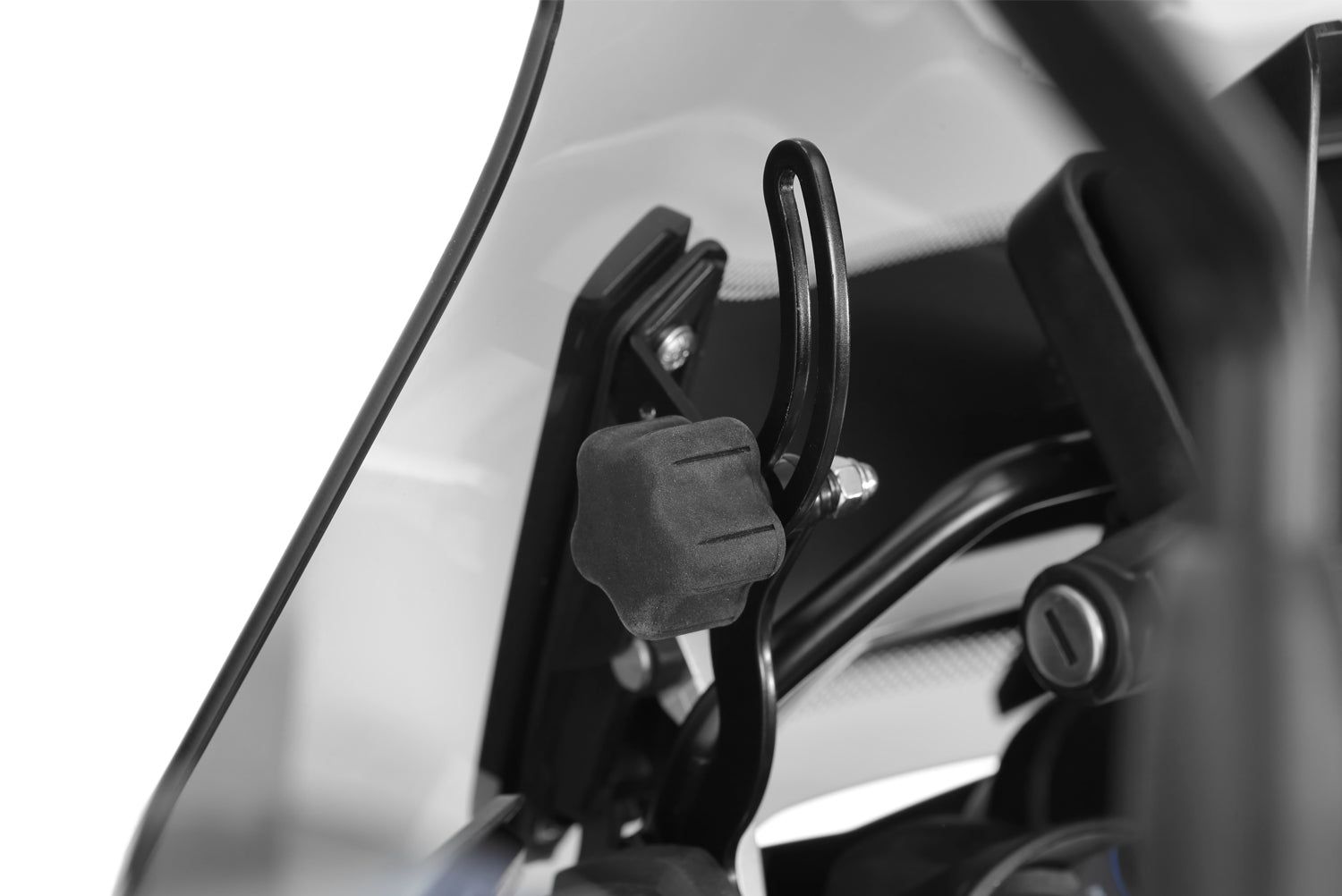 The Wunderlich windshield »MARATHON« with windshield reinforcement on both sides provides incomparable comfort when touring