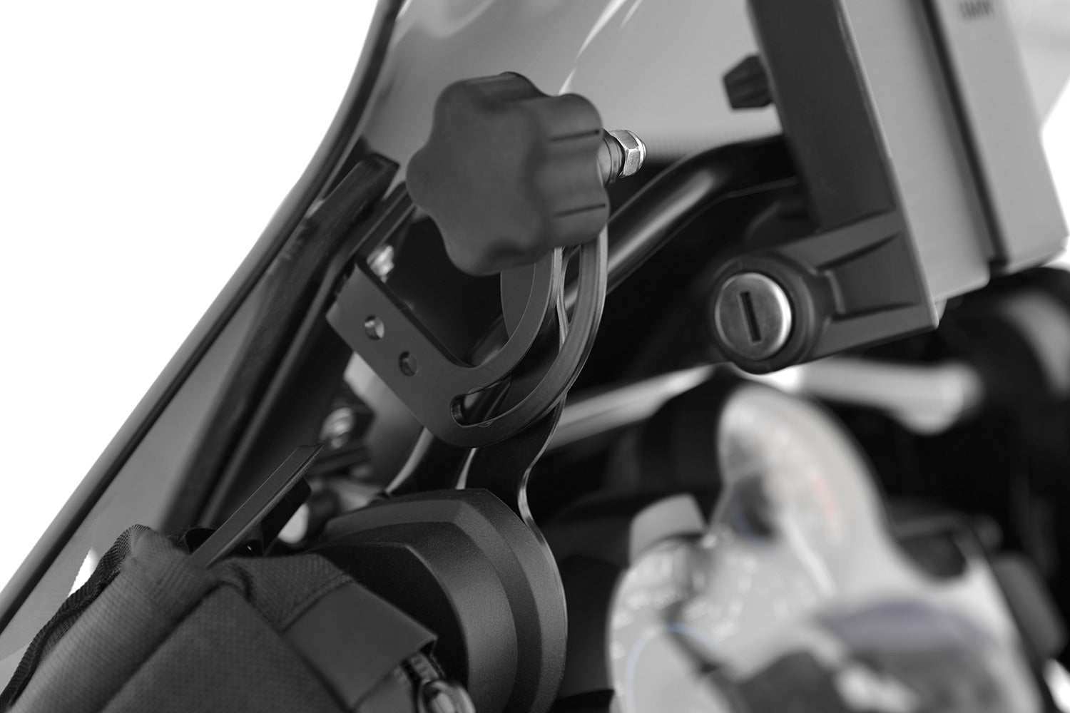 The windshield reinforcement on both sides stabilises the windshield and thus reduces turbulences caused by the airflow at high speeds