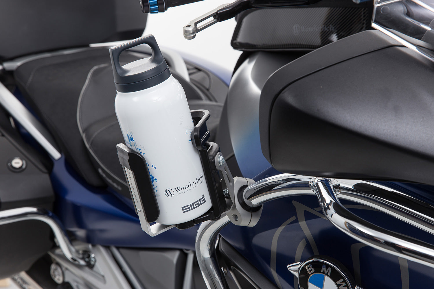 Adjustable drinks holder for bottles with a diameter of 52 to 67 mm.