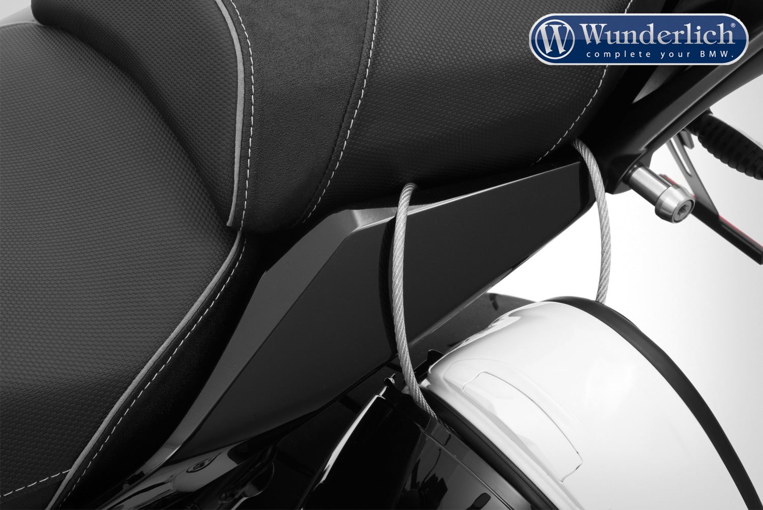 A secure yet easy-to-use handy helmet lock for the R 1250 R.