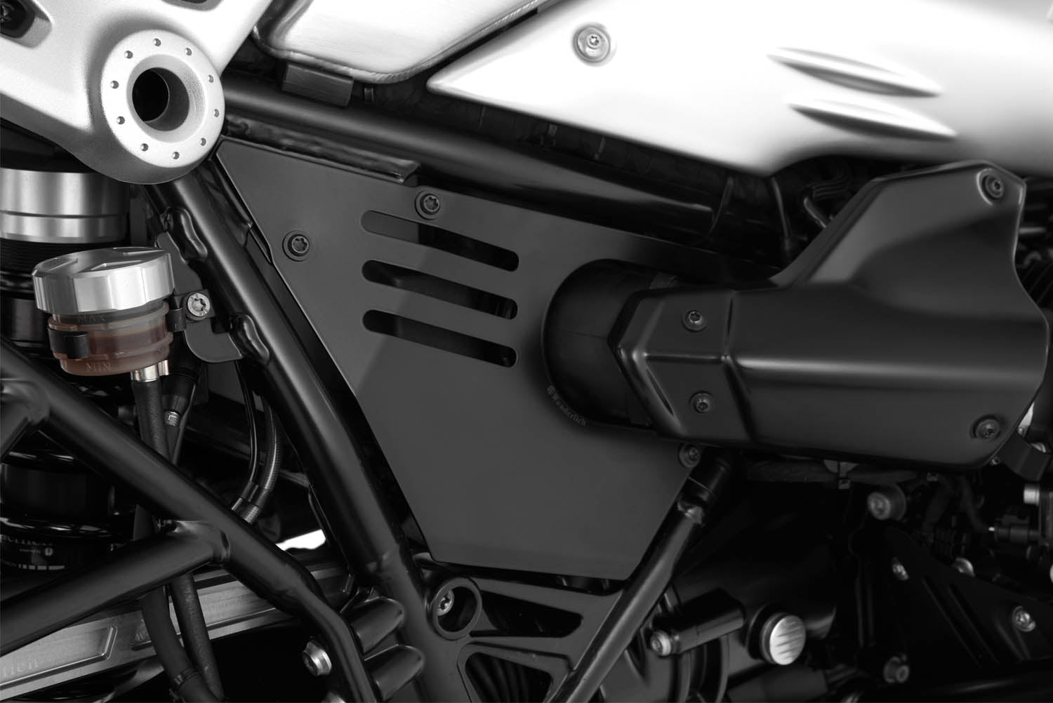 This cover closes the frame triangle on the R nineT and thus covers the air filter box