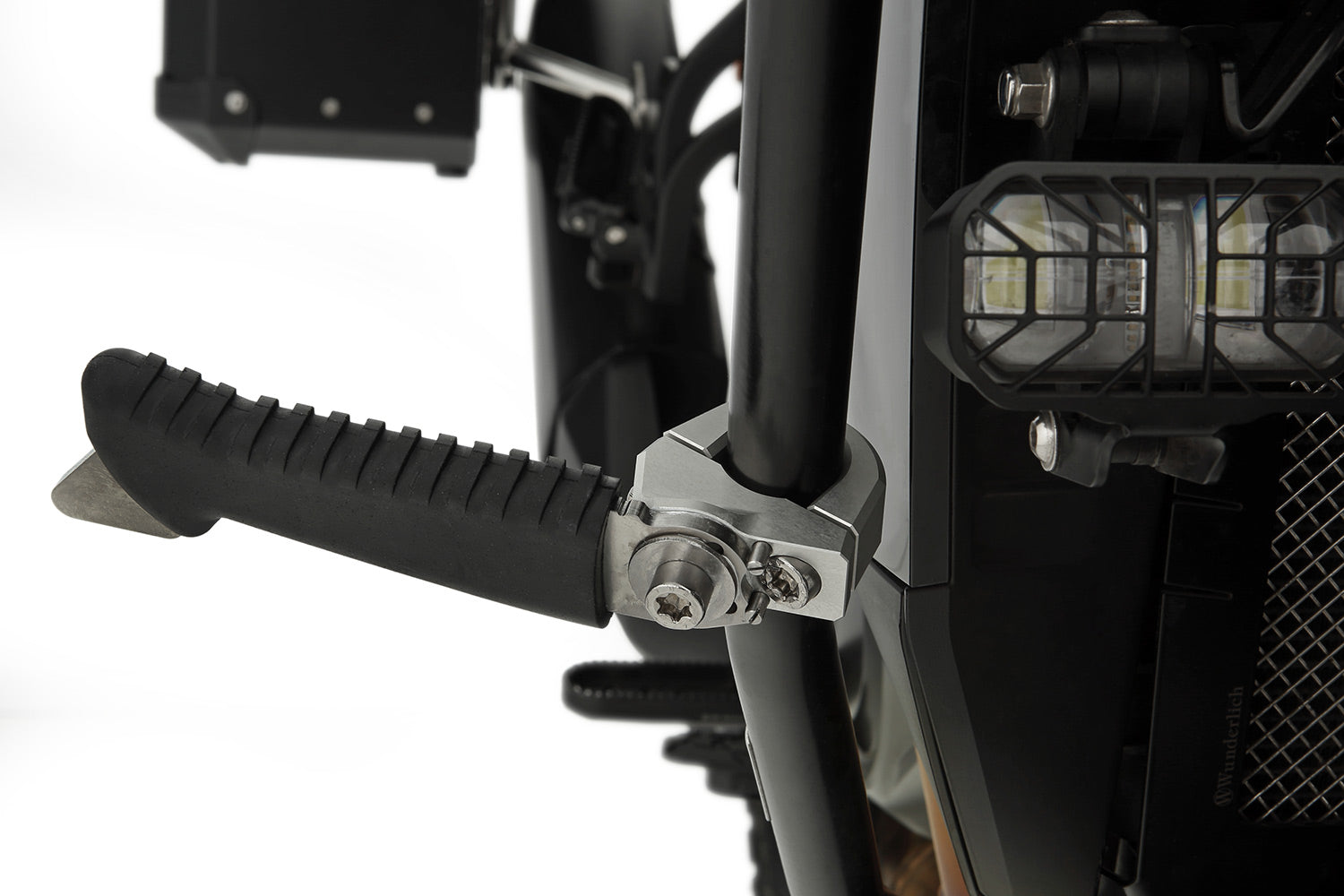 The practical and comfortable crash bar foot rests allow relaxed riding, even on long trips.