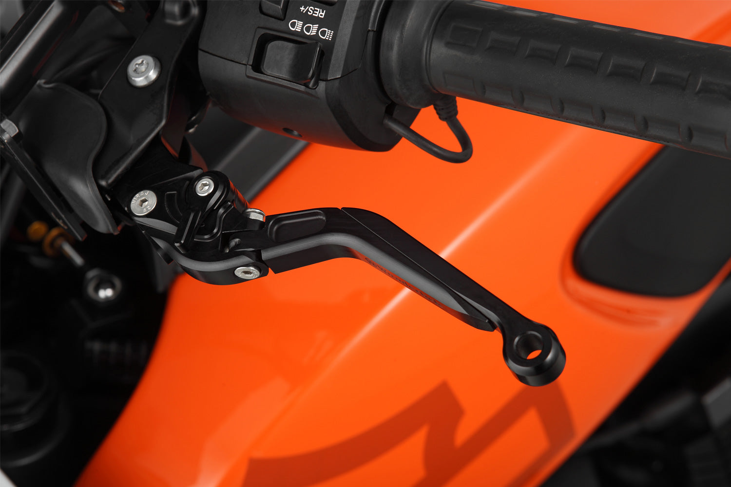 This clutch lever offers you greater comfort, improved safety, better accuracy and optimum control of your bike