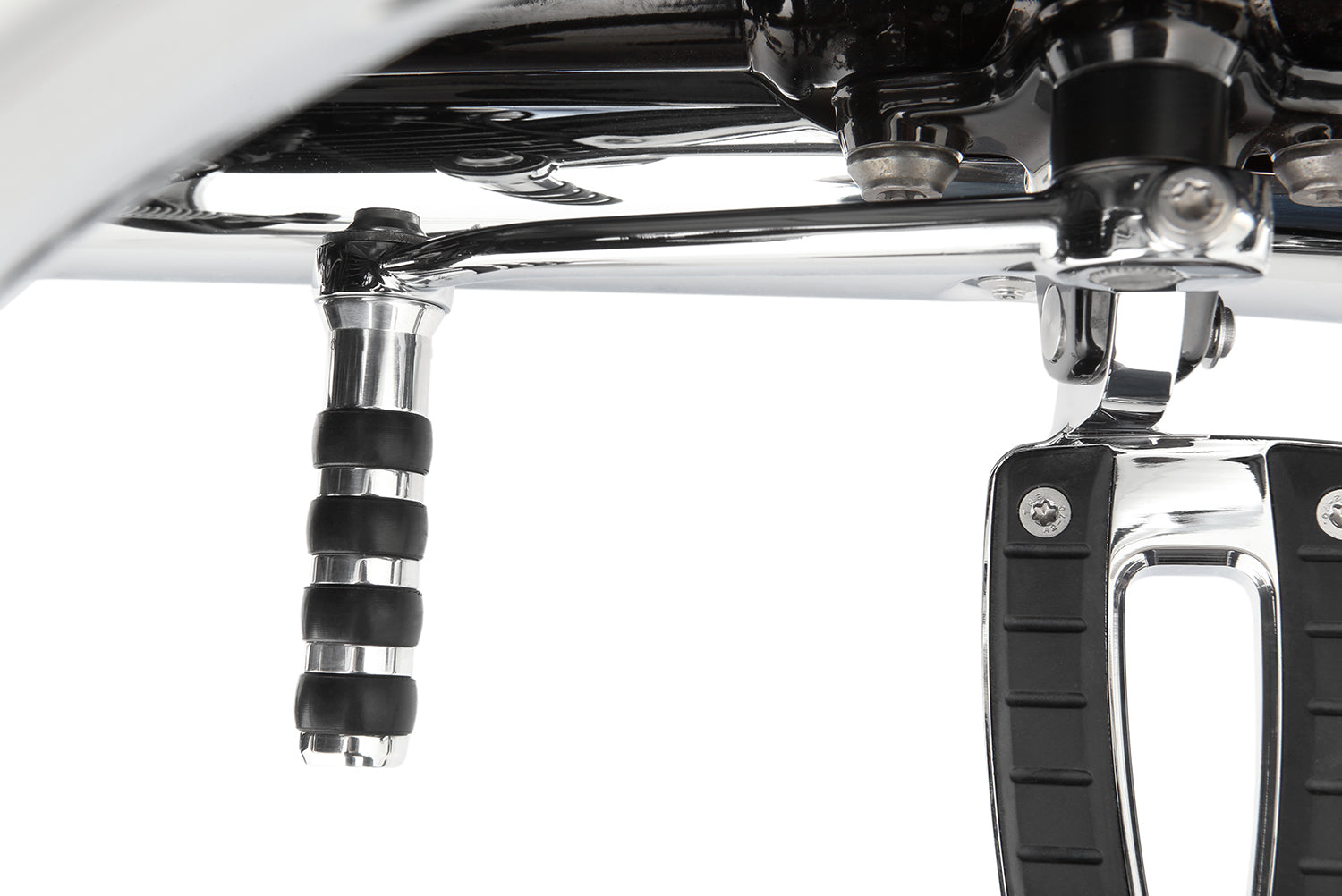 Our gear-shifter extension replaces the series standard lever. At 85 mm, it’s a less more than 20% longer (!) than the original. 