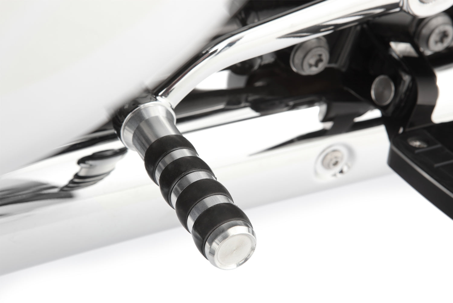 Our gear-shifter extension replaces the series standard lever. At 85 mm, it’s a less more than 20% longer (!) than the original. 