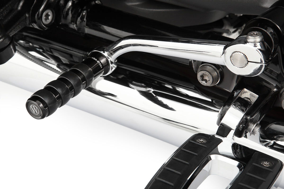 Our gear-shifter extension replaces the series standard lever. At 85 mm, it’s 30% longer (!) than the original.
