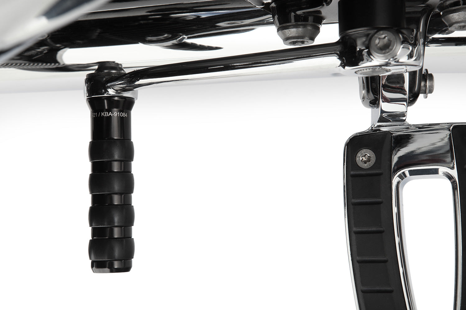 Our gear-shifter extension replaces the series standard lever. At 85 mm, it’s 30% longer (!) than the original. 
