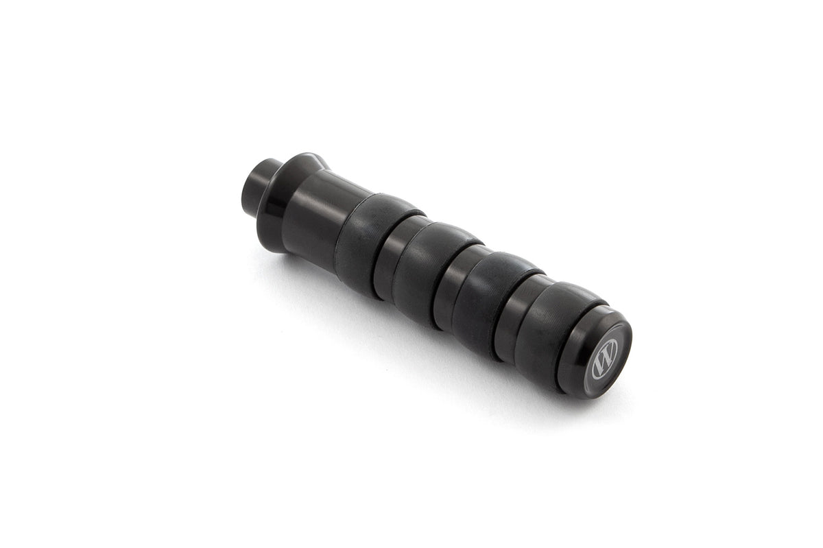 Our gear-shifter extension replaces the series standard lever. At 85 mm, it’s 30% longer (!) than the original.