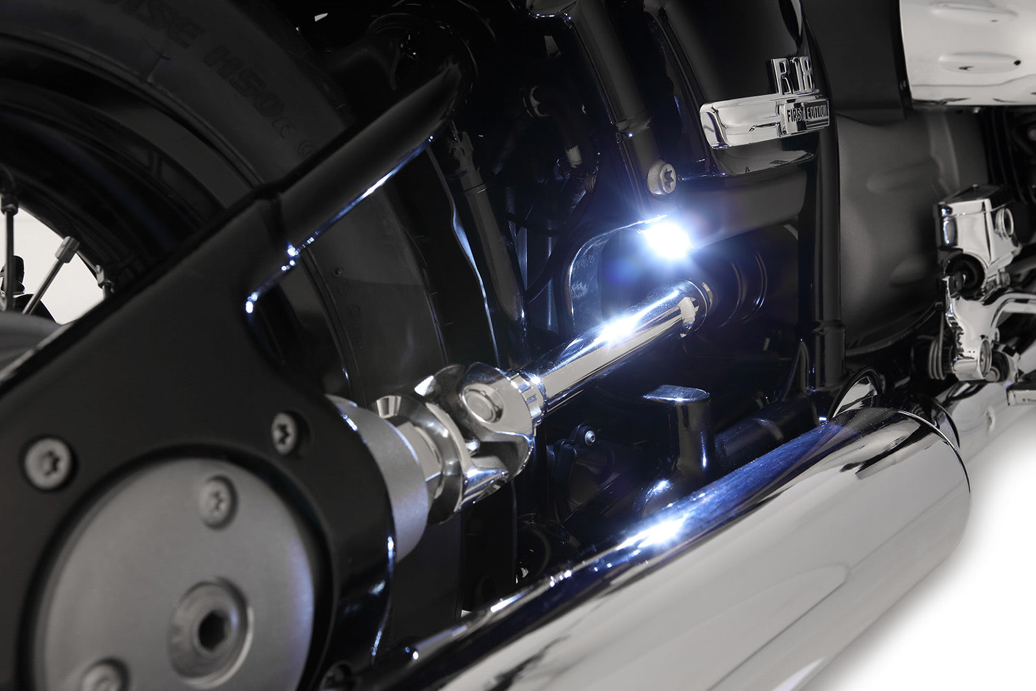 The rotating shaft of the cardan drive is effectively staged by the discreet lighting