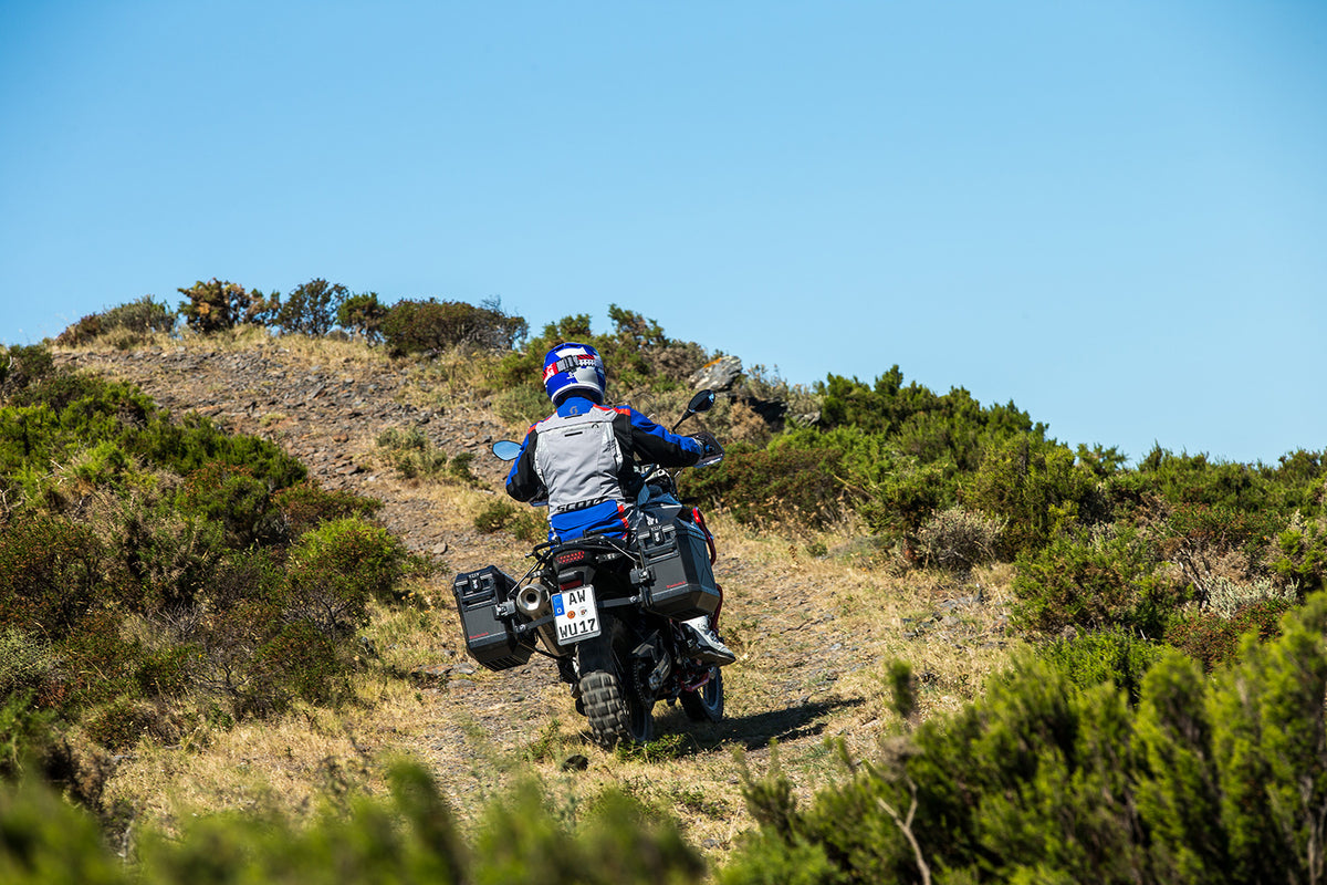 With a height of 460 mm, the windshield is the perfect compromise between maximum wind protection and minimum dimensions.
