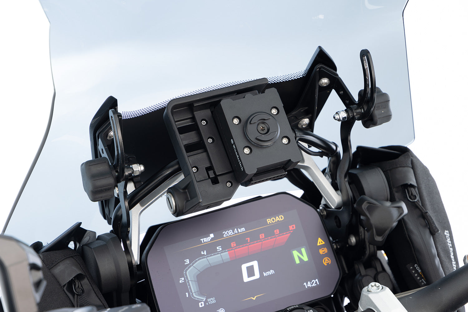 The charging box fits all BMWs with the factory-side BMW navigation preparation (Navigator V, VI)
