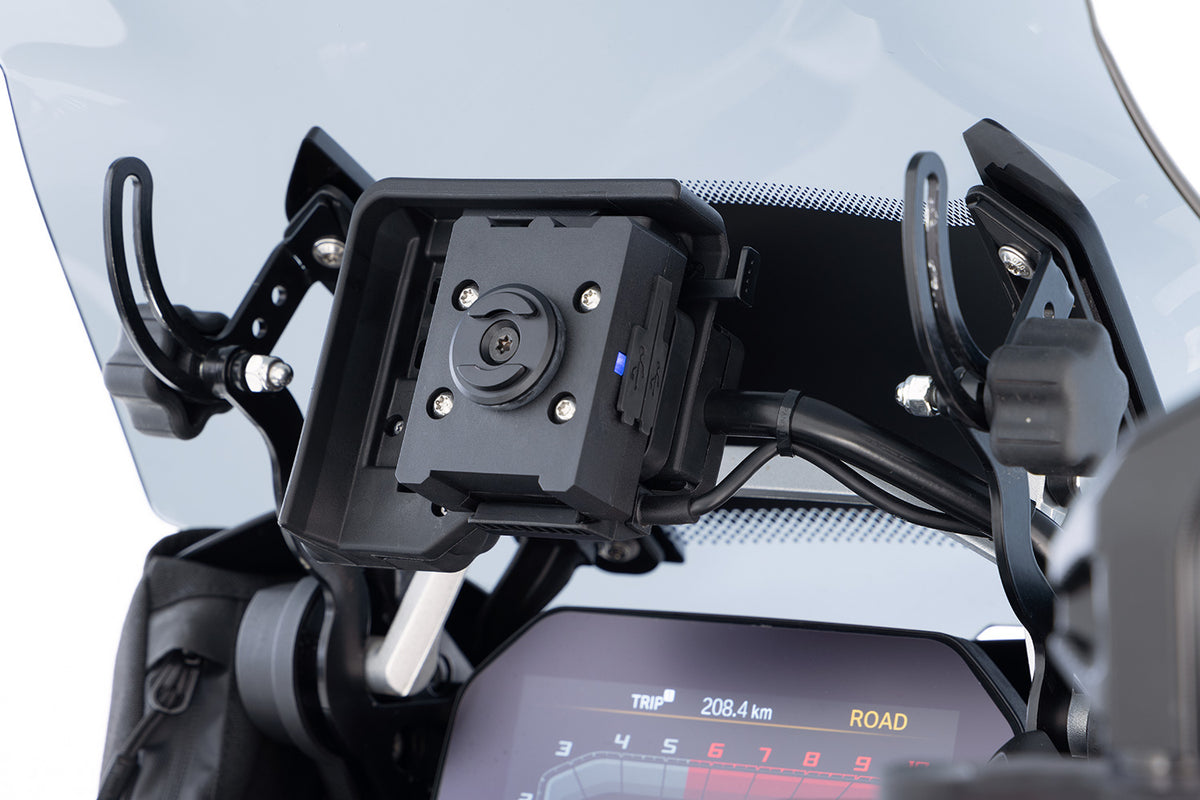 The charging box fits all BMWs with the factory-side BMW navigation preparation (Navigator V, VI)