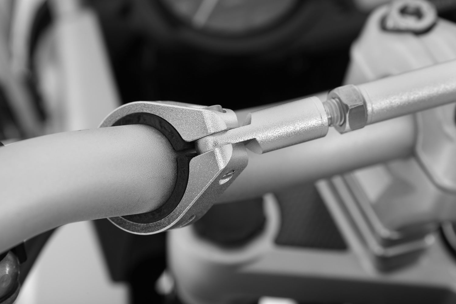 This high-quality black handlebar central support from Wunderlich made of aluminium is 300 mm long with a diameter of 12 mm.