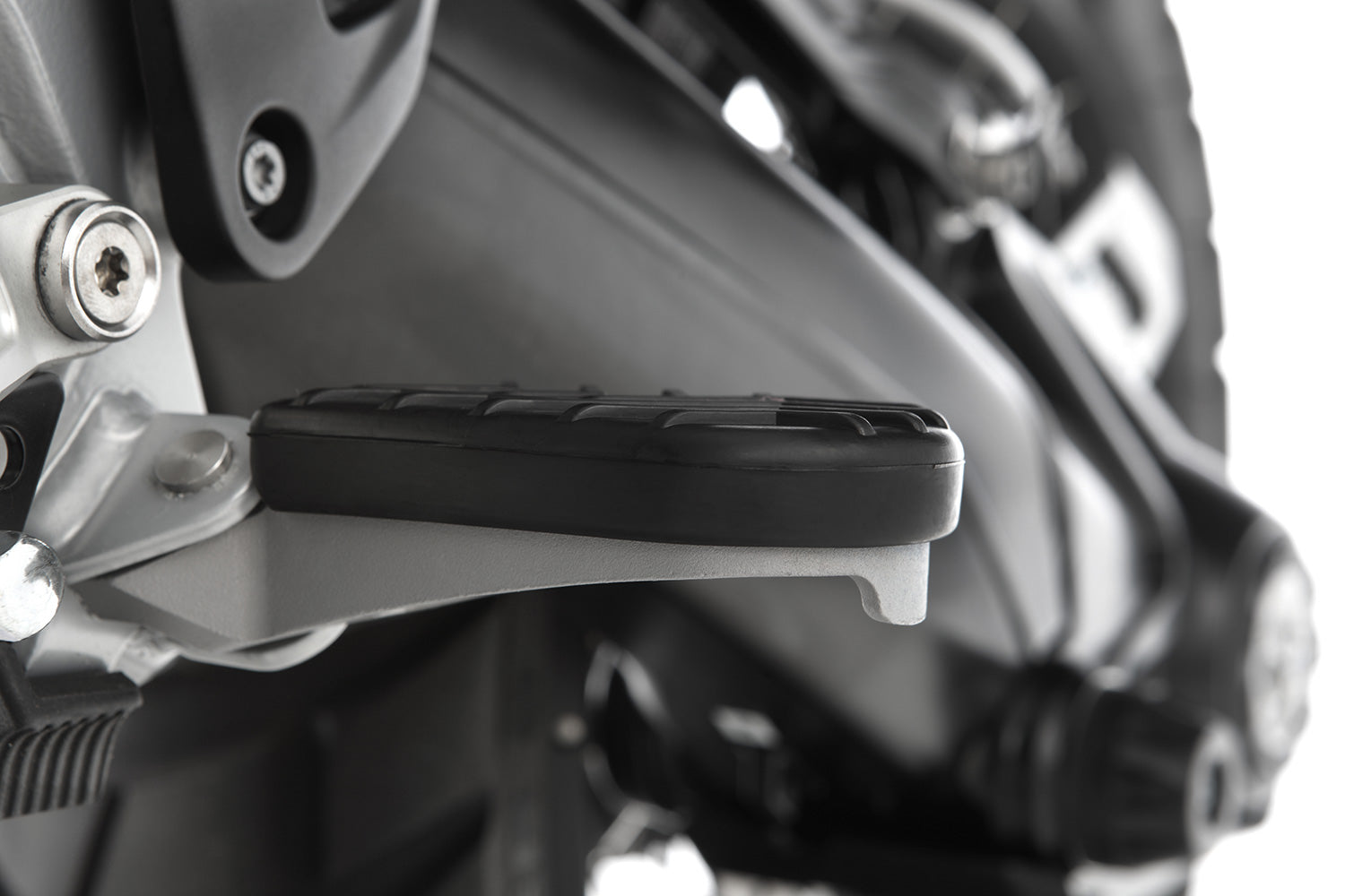 Grippy, profiled footrest pad for the R 1200 GS LC Adventure and R 1250 GS Adventure – provides greater comfort and safety