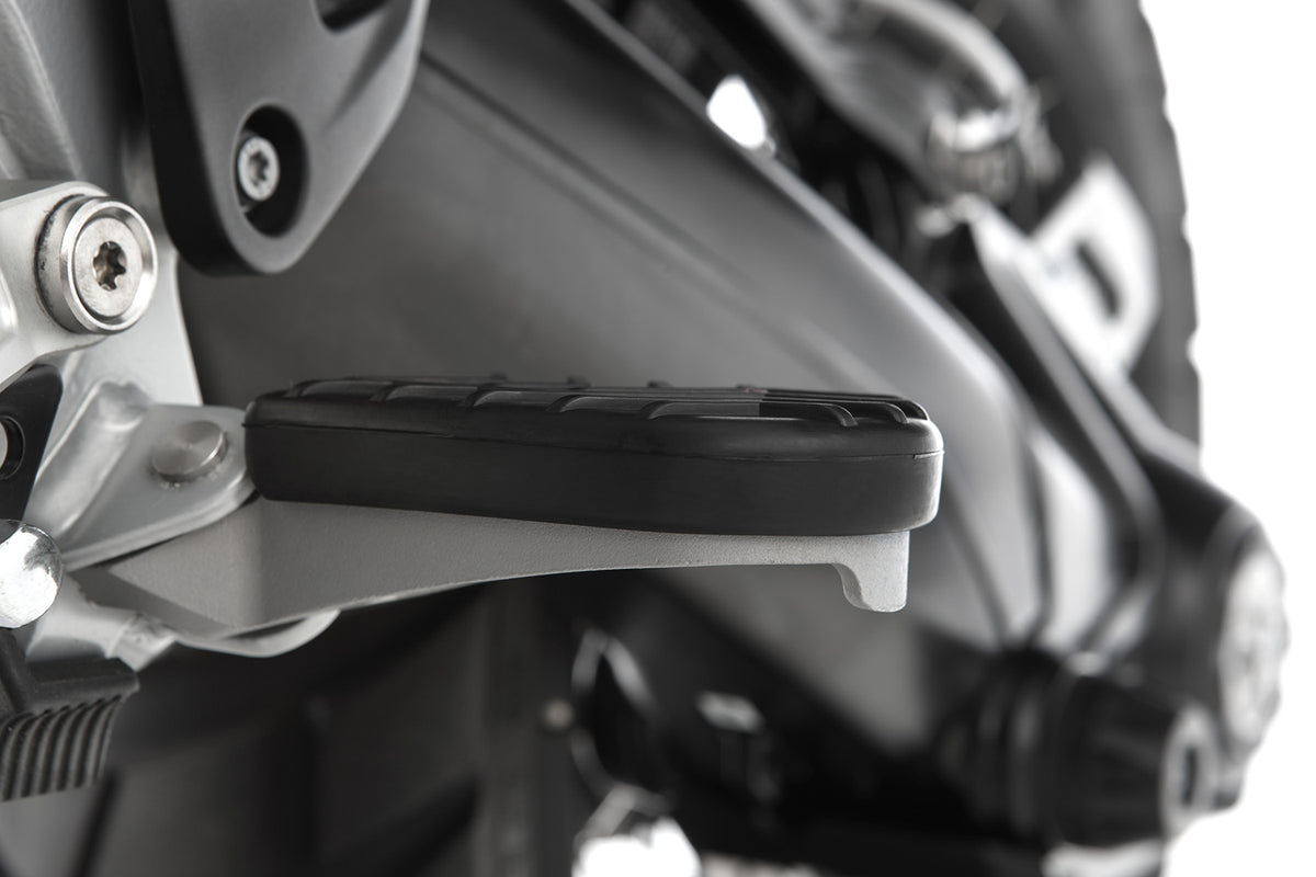 Grippy, profiled footrest pad for the R 1200 GS LC Adventure and R 1250 GS Adventure – provides greater comfort and safety