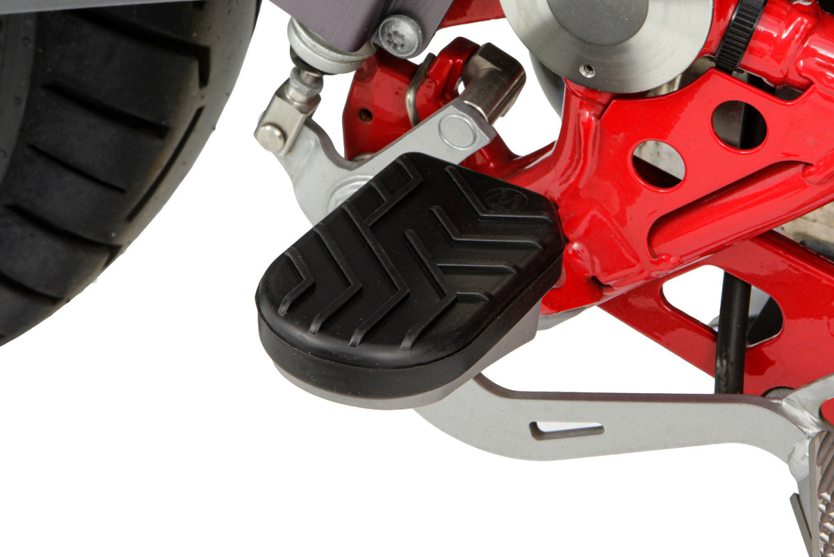 Grippy, profiled footrest pad for the R 1200 GS Adventure – provides greater comfort and safety