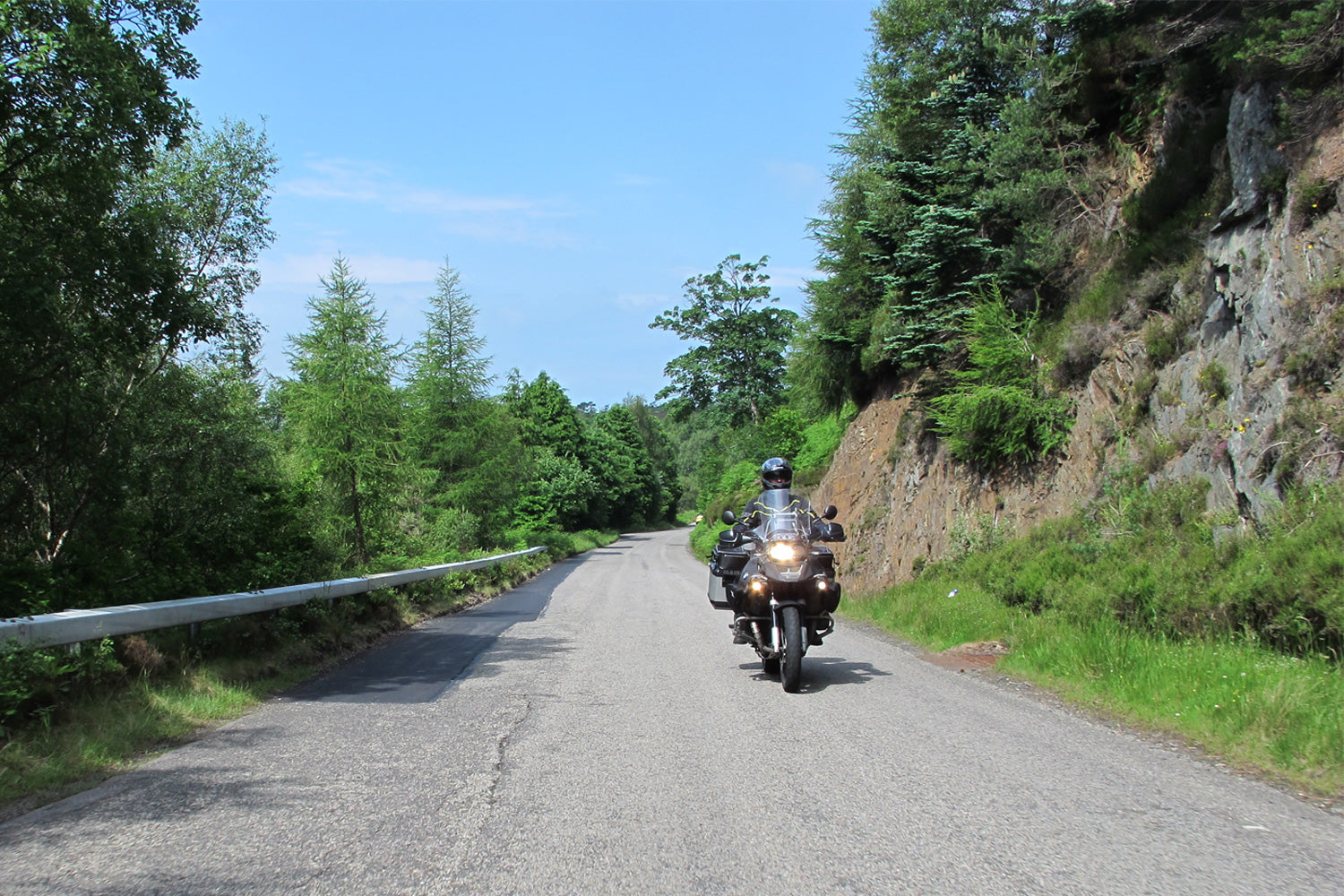 Grippy, profiled footrest pad for the R 1200 GS Adventure – provides greater comfort and safety