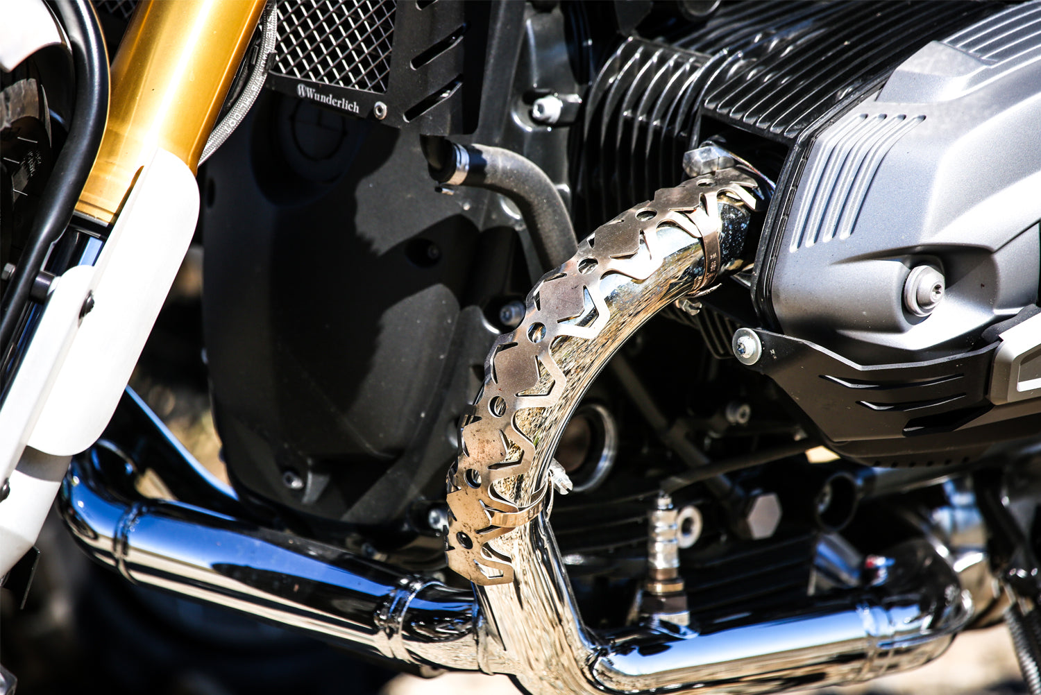 The protector for the R 1200 GS exactly matches the round radius of the header pipe assembly, made from aluminium.