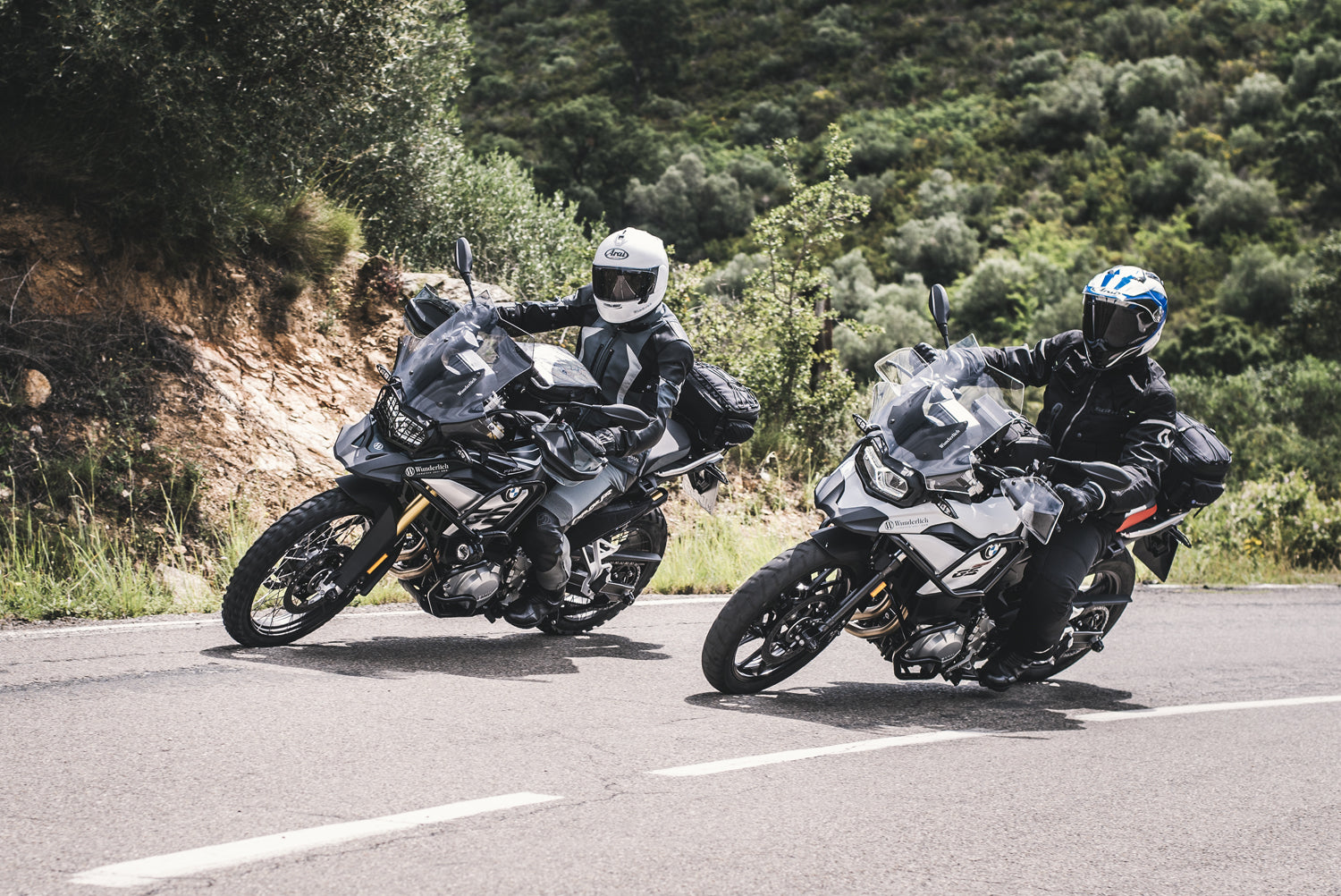 One stable protector deflects everything destructive and reliably prevents damage and visible damage.