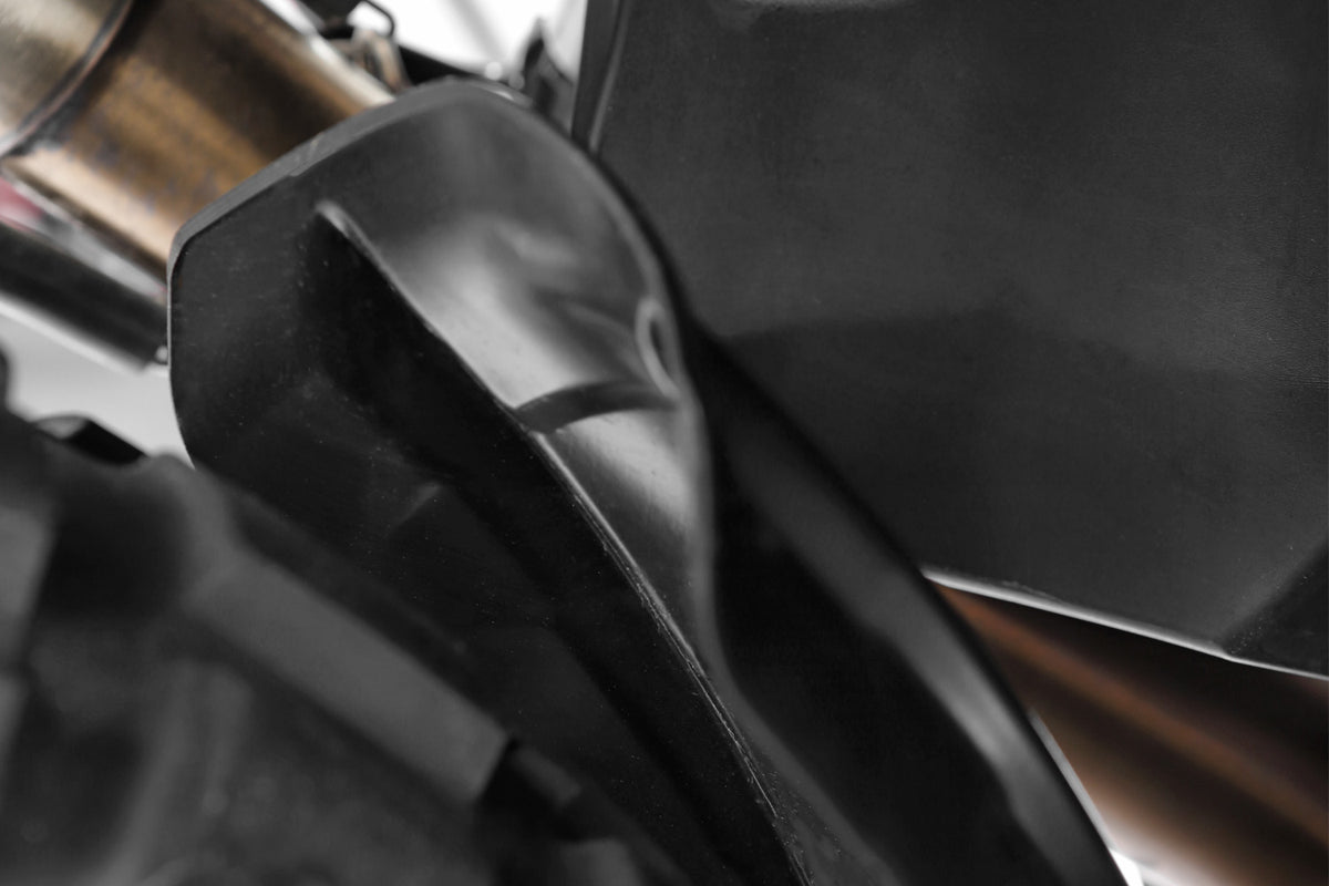 This splash guard protects the shock, along with shock mounts, swing arm, collector pipes and rear of the gearbox of the F 650 | 800 GS.