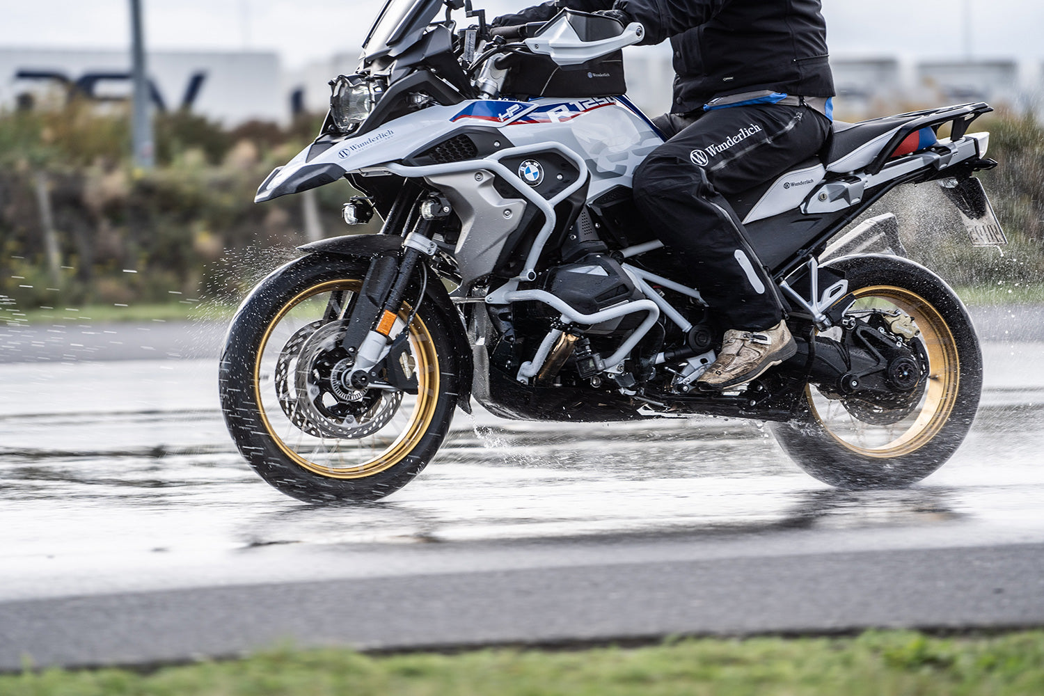 Wunderlich »EXTENDA FENDER« for BMW R 1200/1250 GS LC, protecs the headers and the engine from demage and dirt.
