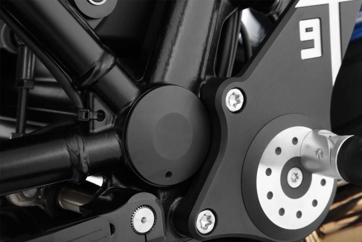 With the silver swingarm pivot covers Classic the large cavities of the swing arm pivot of the R nineT are permanently protected.