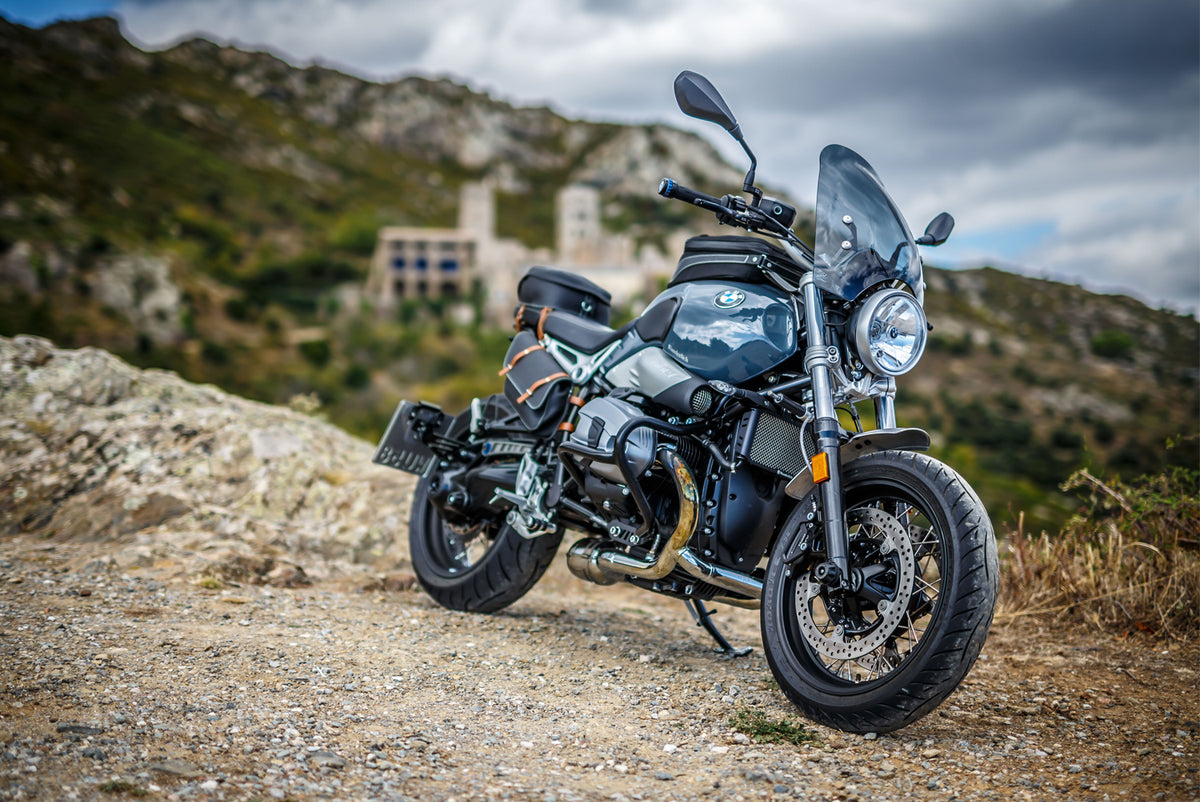 With the silver swingarm pivot covers Classic the large cavities of the swing arm pivot of the R nineT are permanently protected.