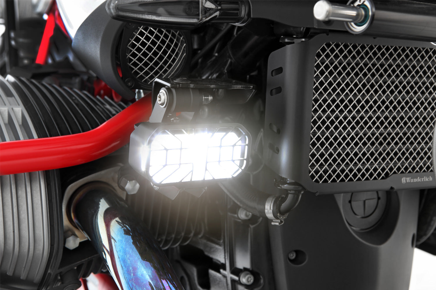 With a full 2 x 4000, so a total of 8000 lumen, they provide four times the luminous flux of conventional auxiliary headlights