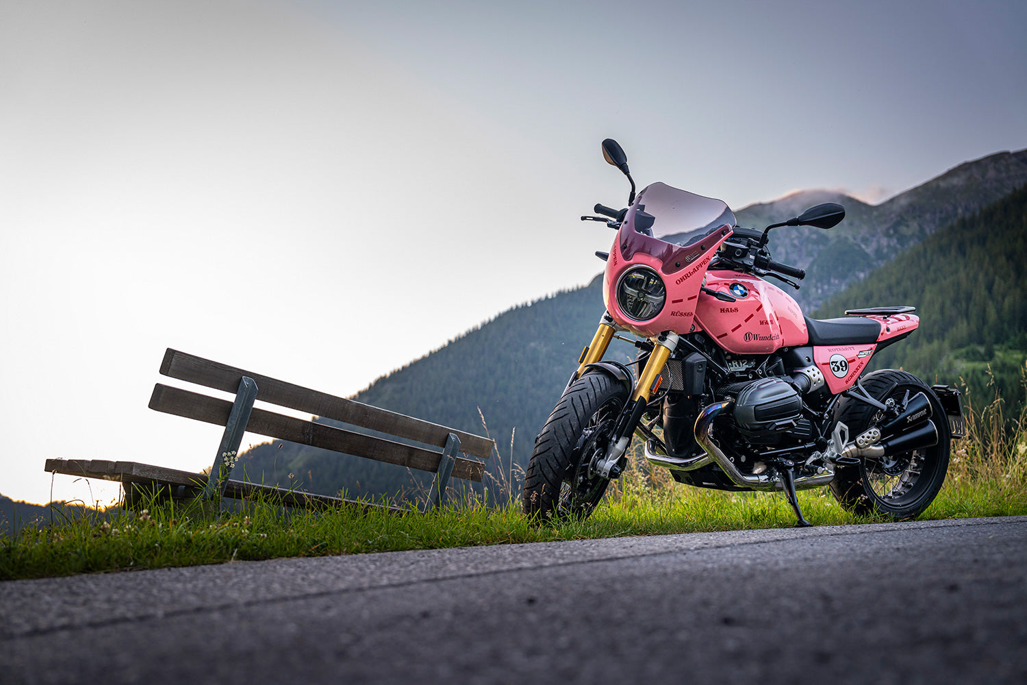 Noticeable optimisation of wind pressure and weather protection - complete your BMW ✔ Premium components ✔ Integrated design ➜ Order now
