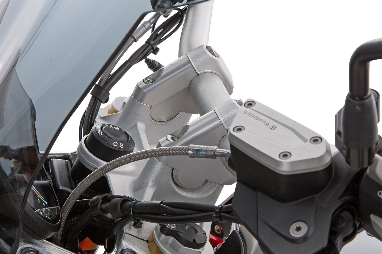 The Wunderlich ERGO + handlebar riser brings your handlebar within easy reach. This allows every rider to find his or her ideal position.