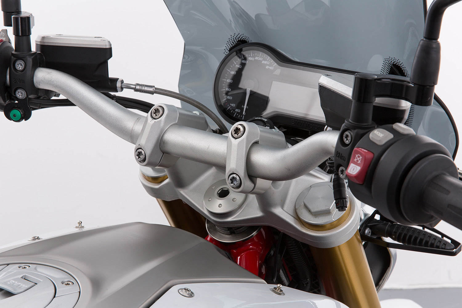 The Wunderlich ERGO + handlebar riser brings your handlebar within easy reach. This allows every rider to find his or her ideal position.