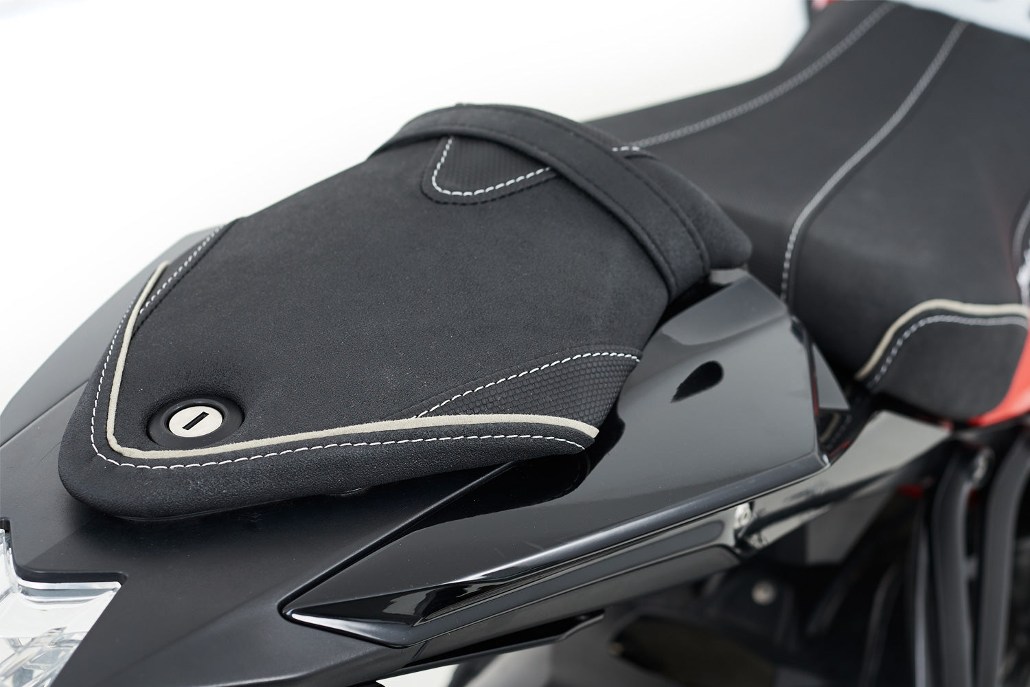 The standard ‘AKTIVKOMFORT’ Sport»ERGO« passenger seat for S 1000 R / RR delivers improved seat comfort and a better hold.