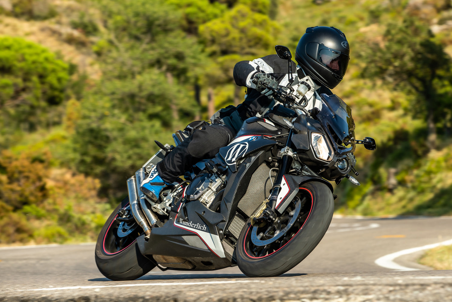 The radiator protection grille for the S 1000 provides effective protection and ensures optimal long-term cooling air flow.